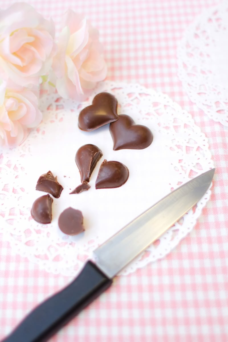 「ハート型のチョコレートを斬る | フリー素材のぱくたそ」の写真