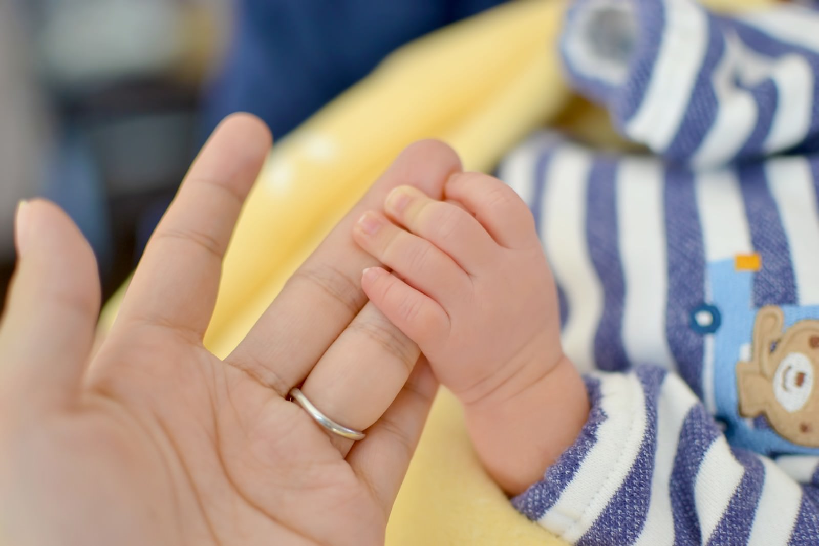 ママの指を握る赤ちゃん