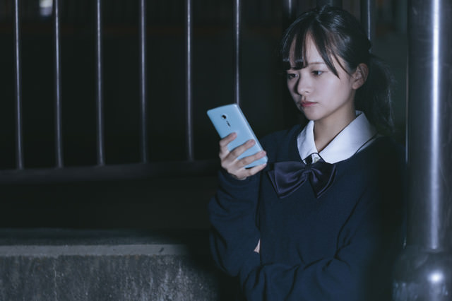 スマホを使って追跡調査する女子高生探偵