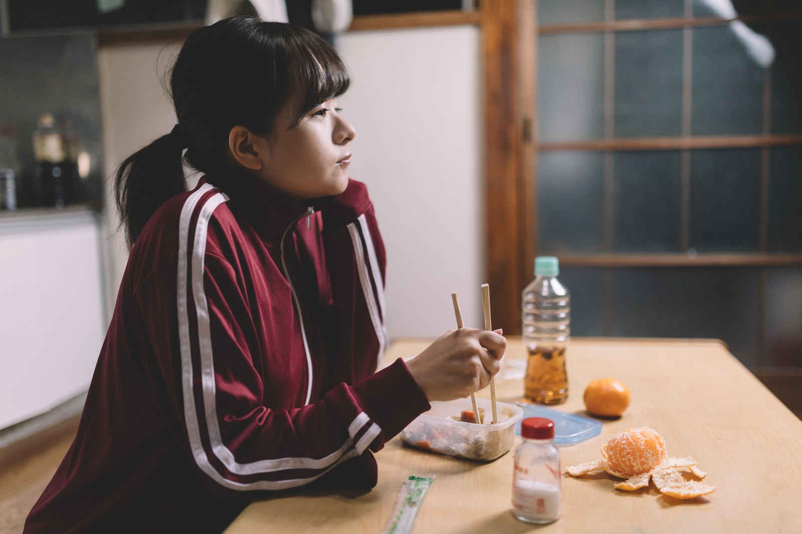 貧困から抜け出せないジャージ女子の写真素材 ぱくたそ