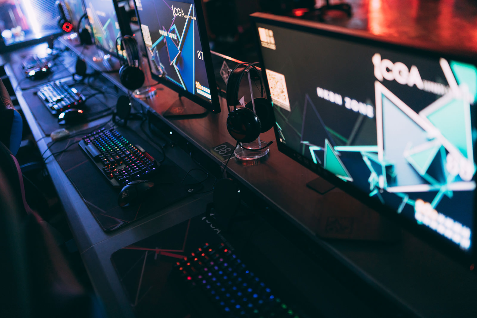 「ゲーミング環境が整ったeスポーツ施設内 | フリー素材のぱくたそ」の写真