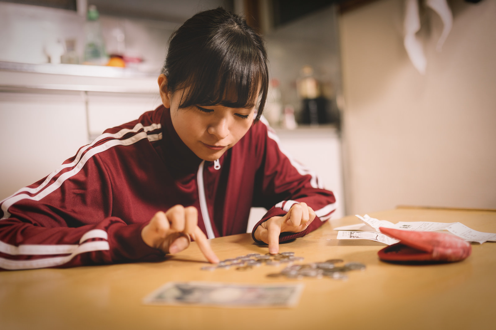 「節約を繰り返して、ようやくお金が溜まった」の写真［モデル：千歳］