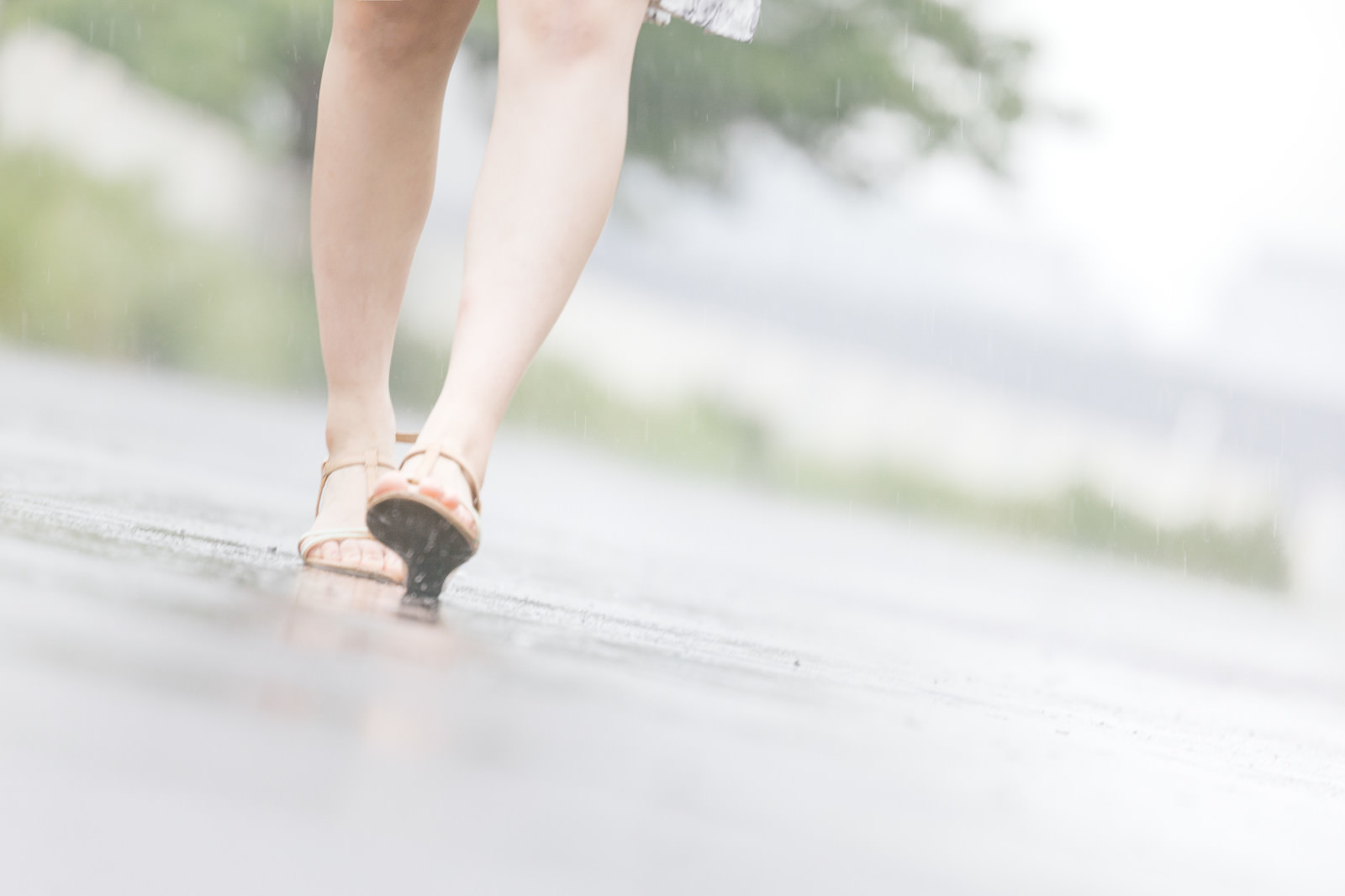 「雨の日と女性の足元雨の日と女性の足元」［モデル：佐竹PP］のフリー写真素材を拡大