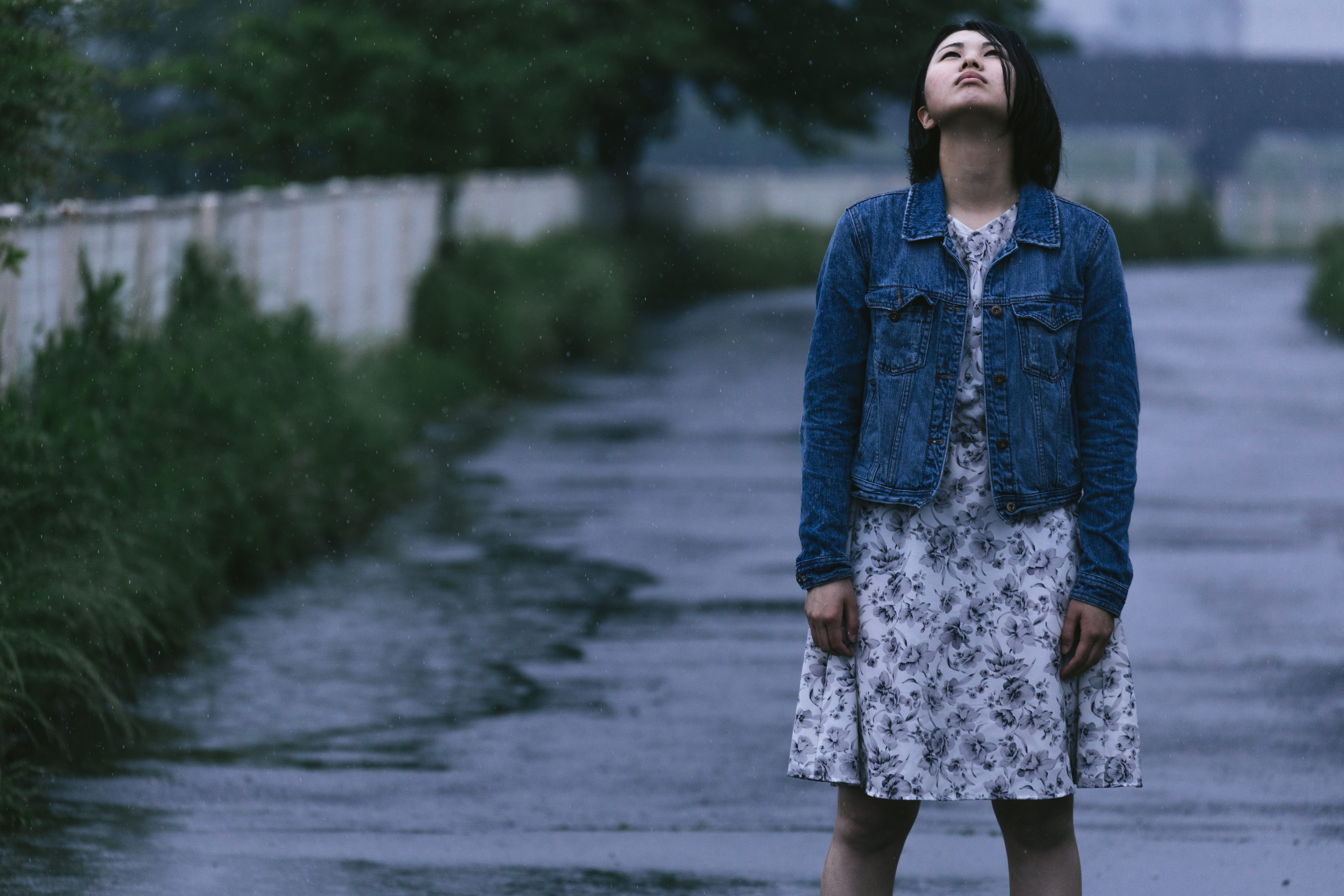 雨に打たれる女性の写真素材 ぱくたそ