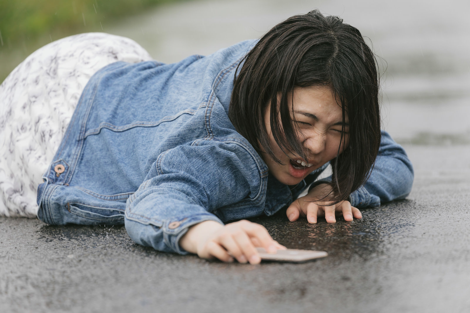 歩きスマホで転倒し泣き叫ぶ女性（雨天）｜無料の写真素材はフリー素材 ...