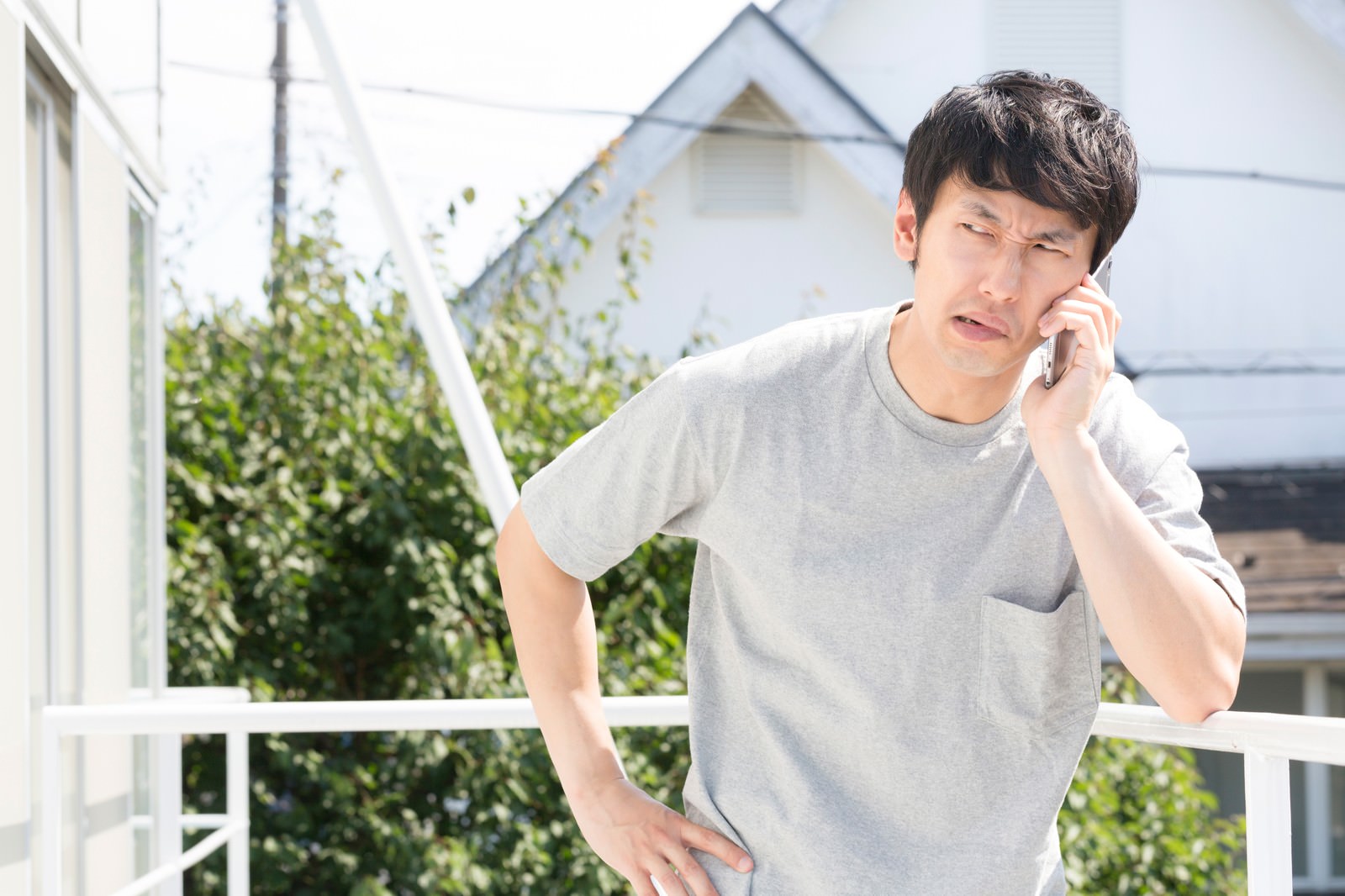 「「ちょっと！配達の指定時間オーバーしていますよ！」 | フリー素材のぱくたそ」の写真［モデル：大川竜弥］