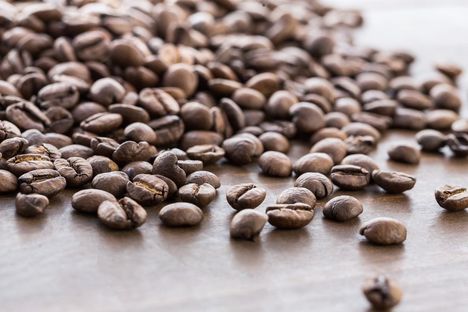 散らばったコーヒー豆の写真 フリー素材は ぱくたそ 写真を無料ダウンロード