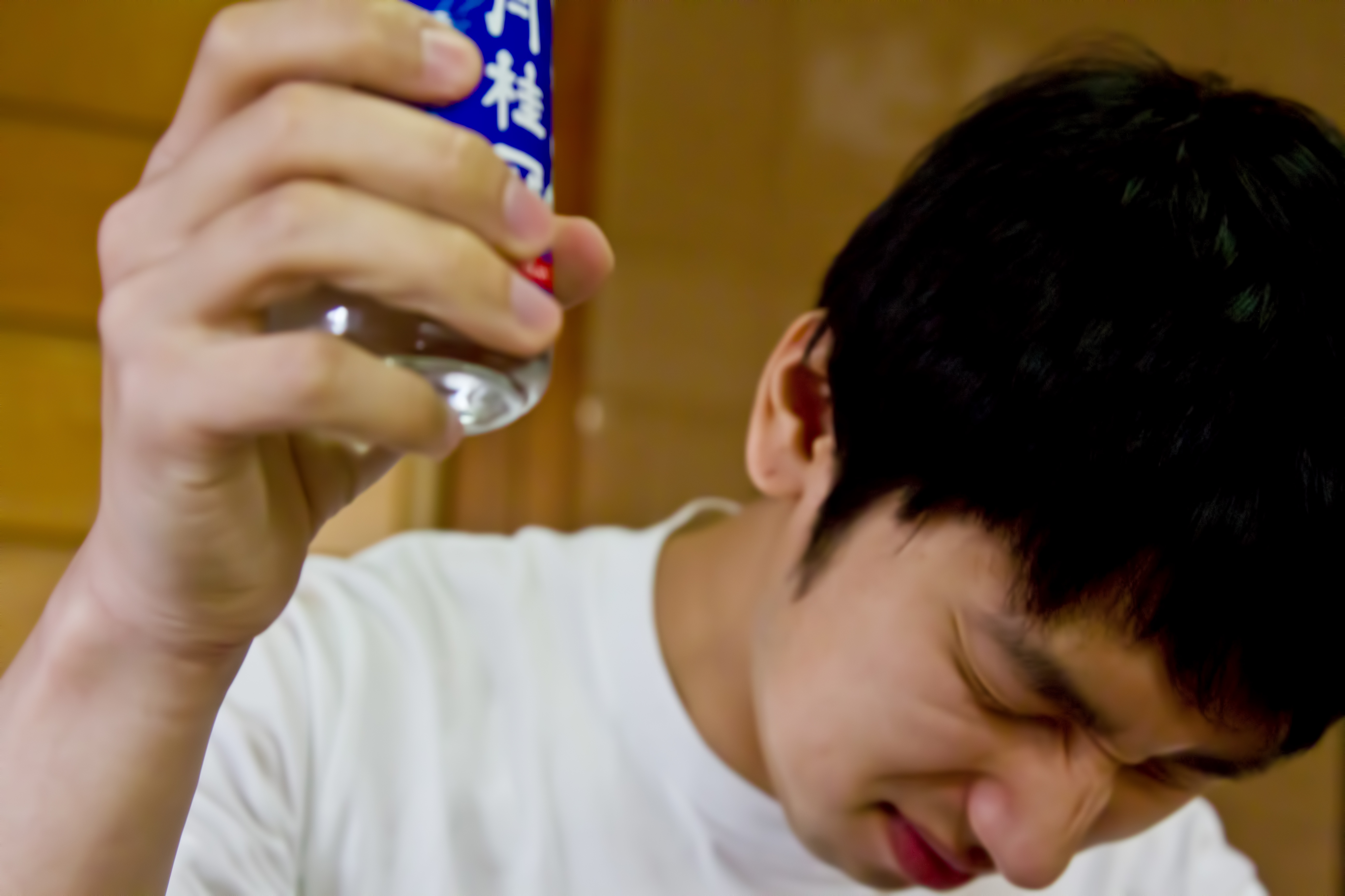 お酒を飲んでくーっとなる男性の写真素材 ぱくたそ