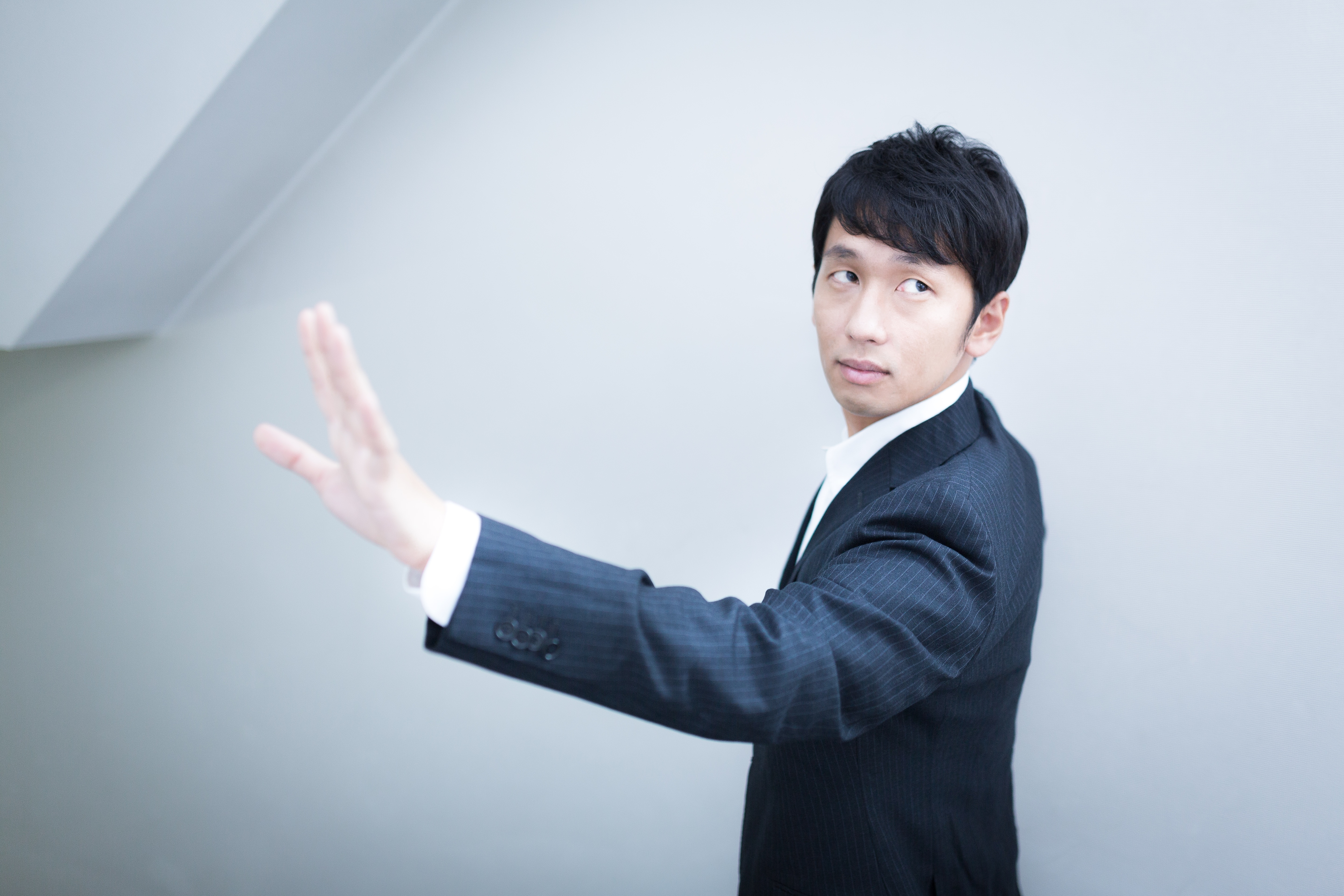 後ろを歩く美人社員に左手の薬指を見せ未婚をアピールする独身貴族の写真素材 ぱくたそ