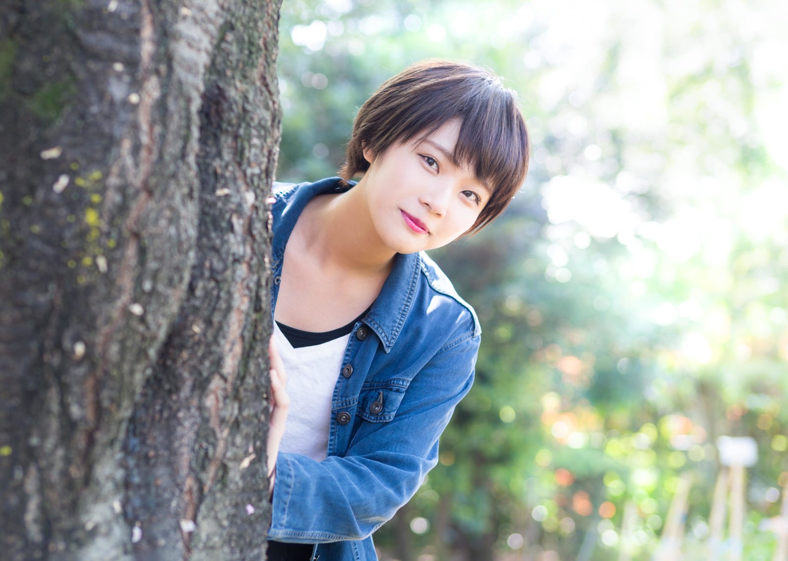 木の影から厳しい練習に耐える弟を見守る明子の写真を無料ダウンロード フリー素材 ぱくたそ