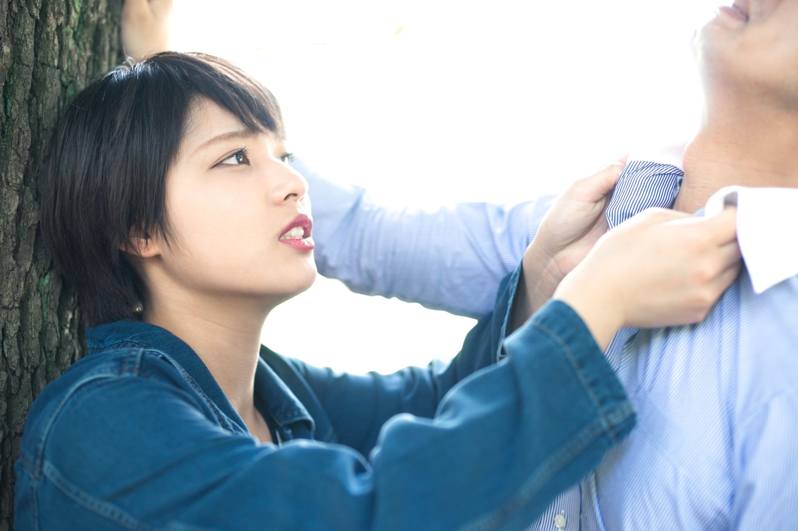 「「アンタ、浮気したでしょ！？」と彼氏を激しく詰める彼女」の写真［モデル：モデルヒロ 大川竜弥］