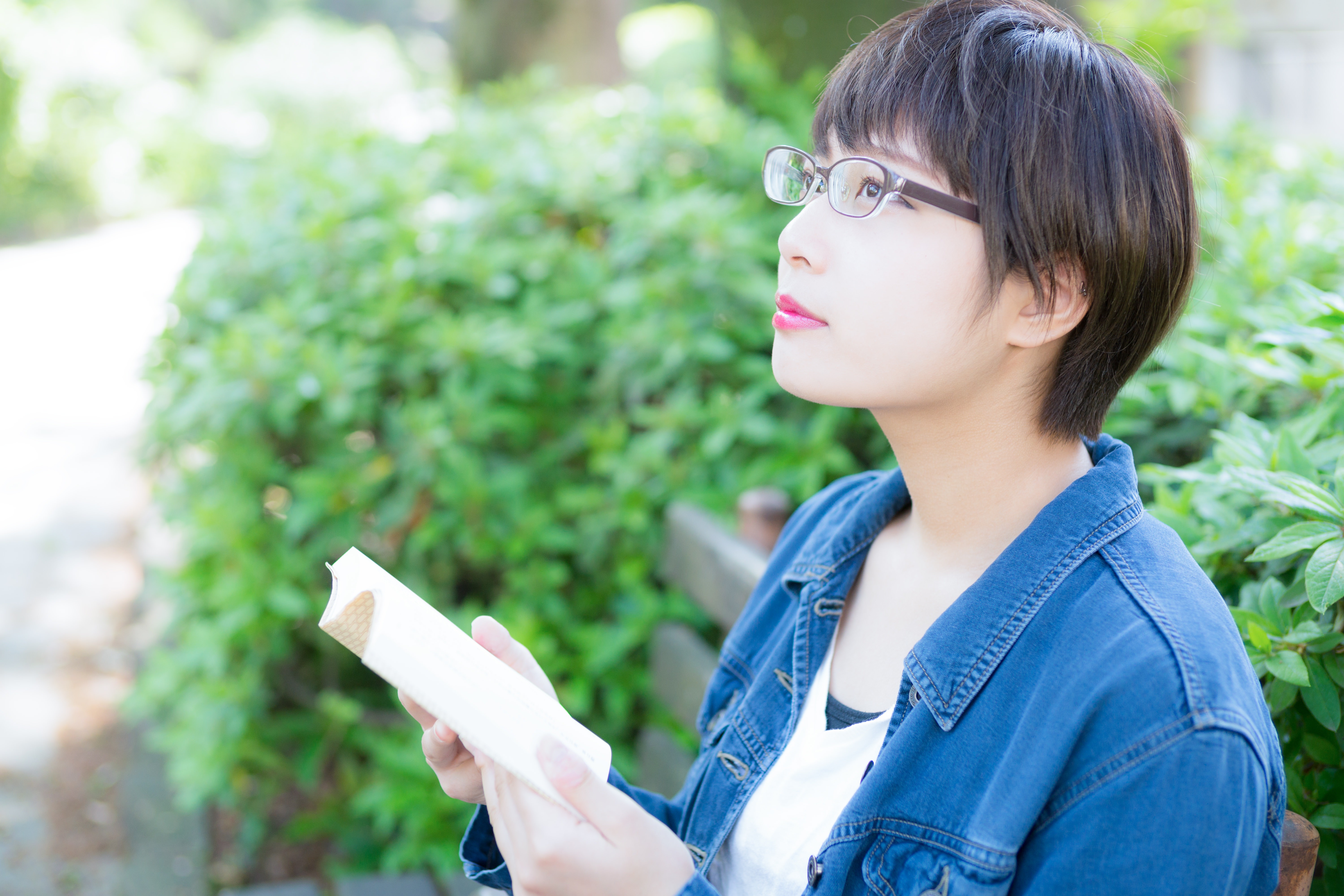実写化のキャストを想像しながら小説を読むメガネ女子の写真素材 ぱくたそ 実写化のキャストを想像しながら小説を読むメガネ女子の写真素材 ぱくたそ
