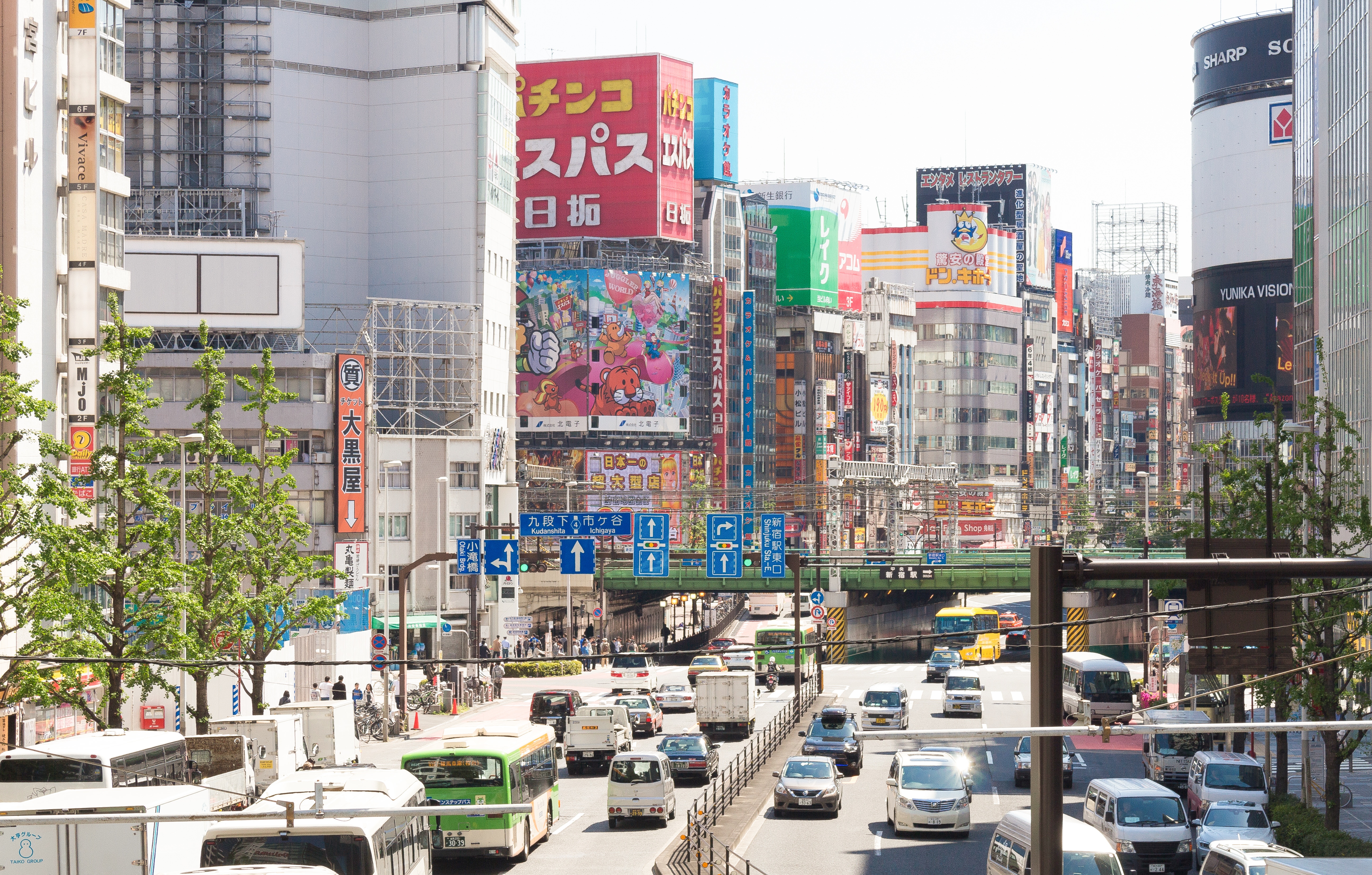 新宿駅東口の大通りの写真を無料ダウンロード フリー素材 ぱくたそ