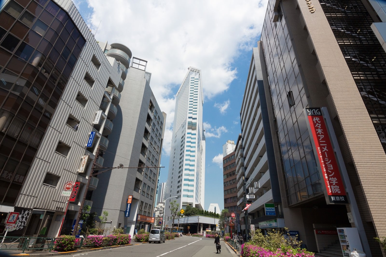 代々木駅前の建物の写真素材 ぱくたそ