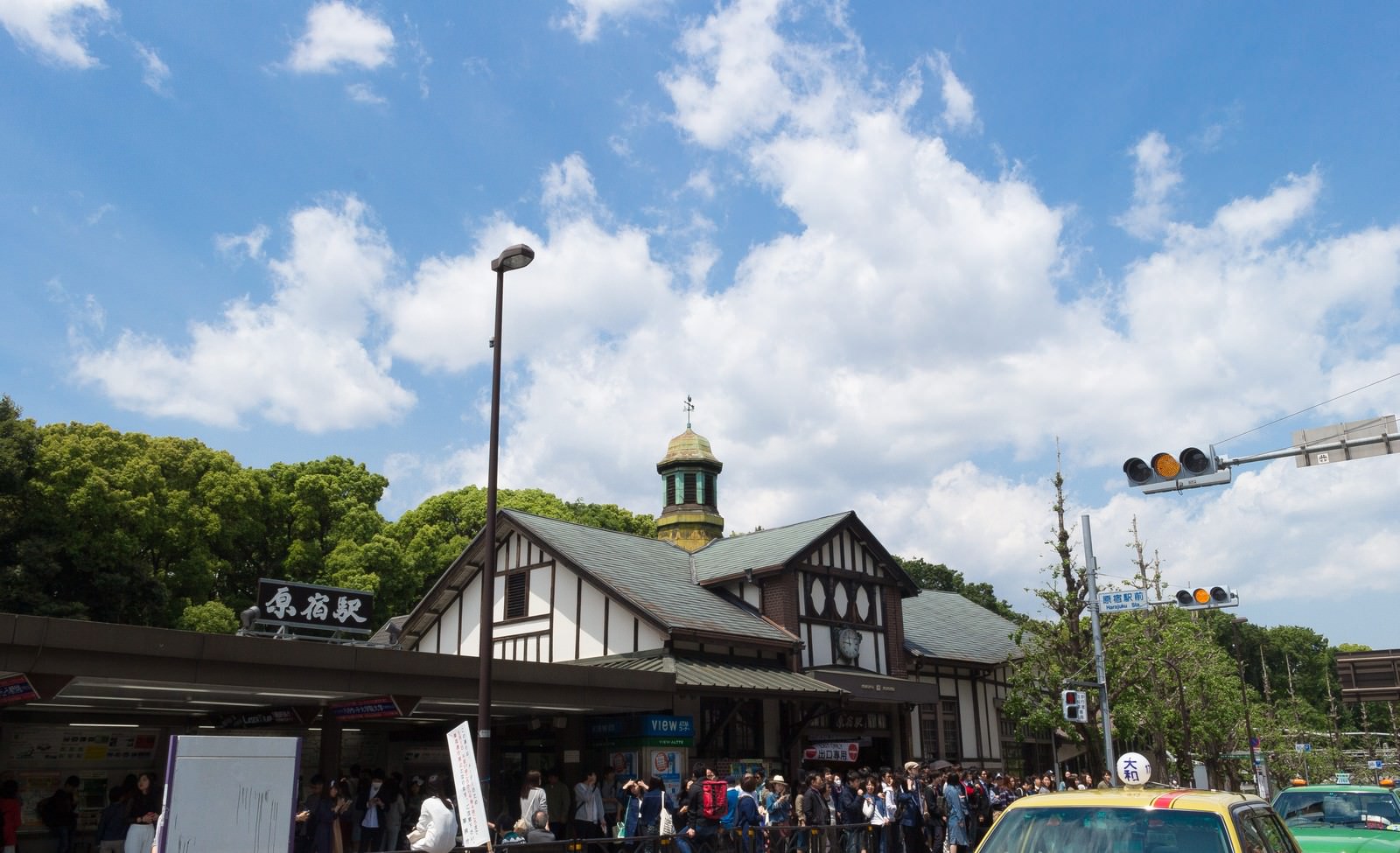 「原宿駅前の人混み | フリー素材のぱくたそ」の写真