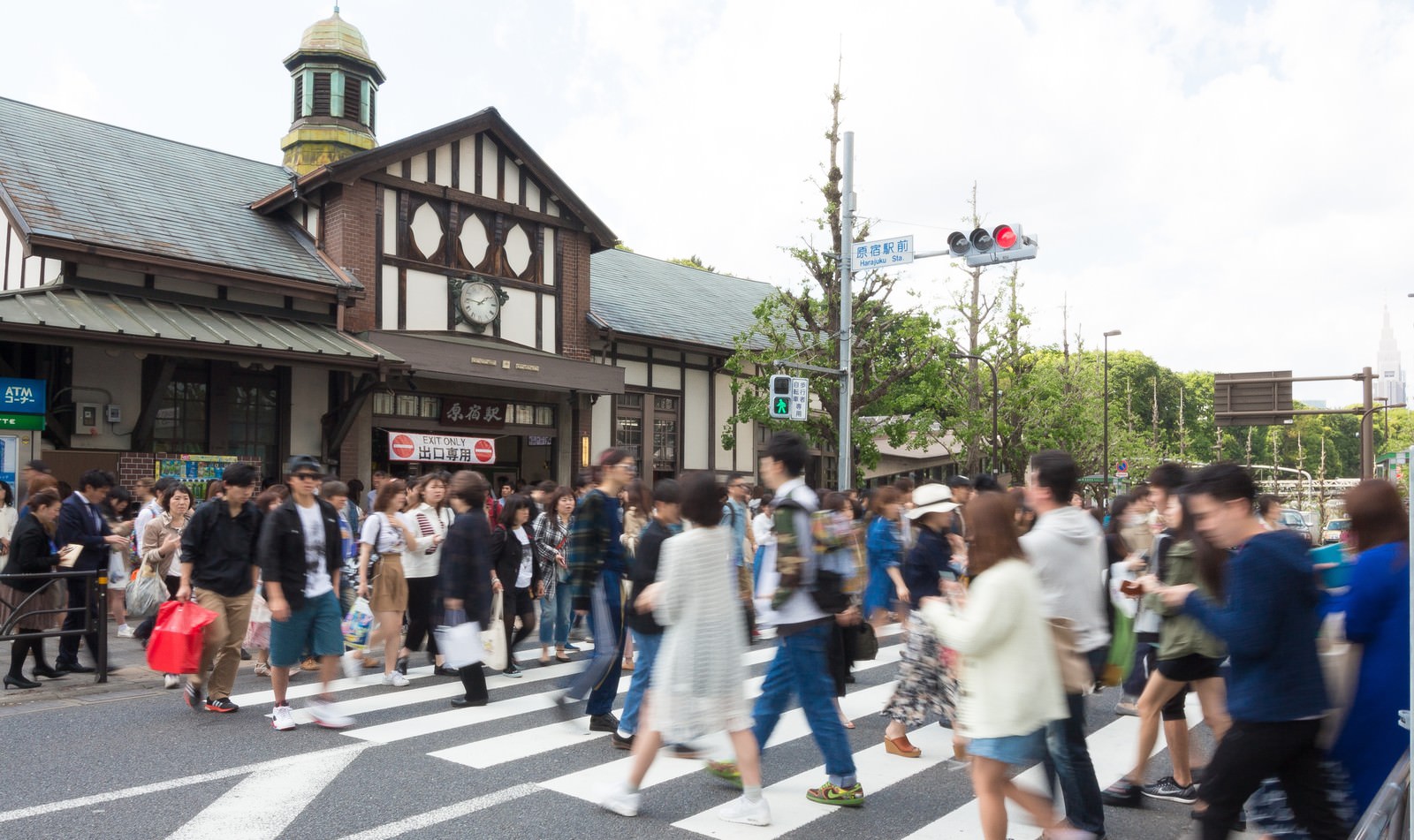 「休日の原宿駅前の横断歩道」の写真