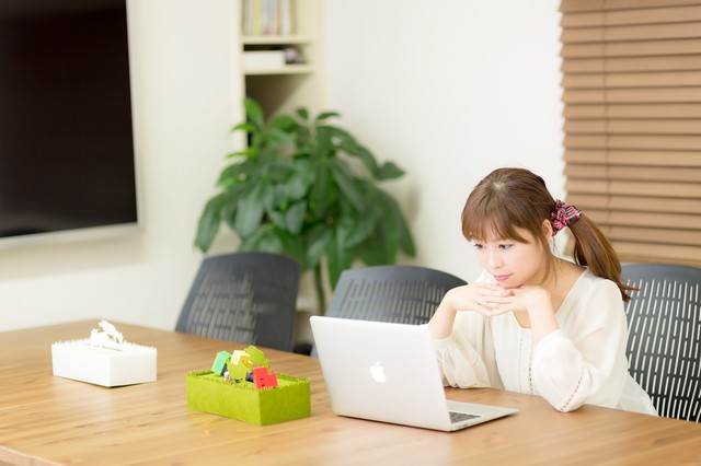 清潔感のあるコワーキングスペースで作業をする若い女性