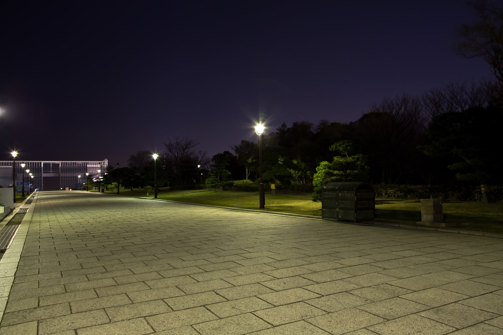 夜の葛西臨海公園の展望広場までの写真素材 ぱくたそ