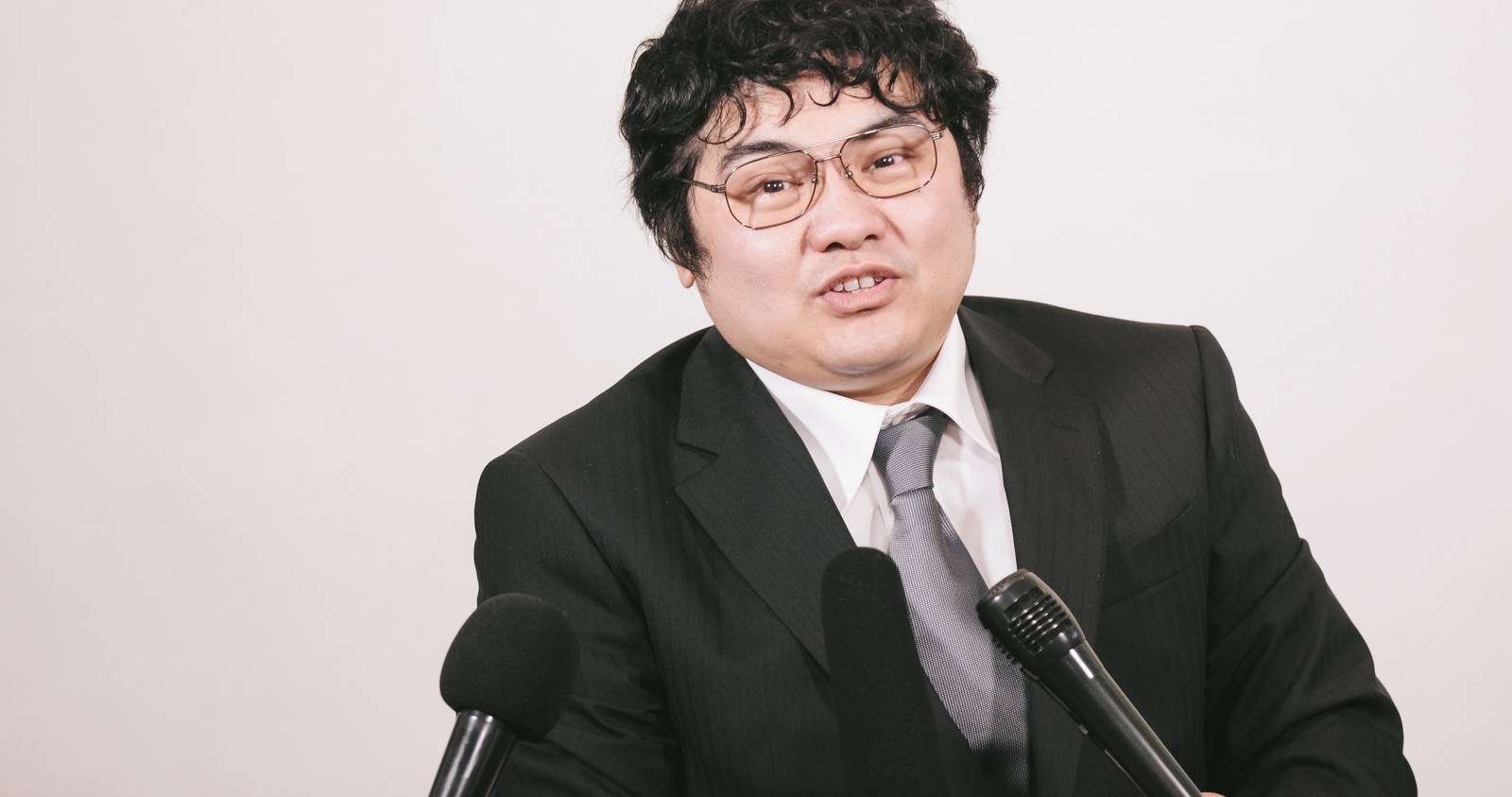 記者会見をする広報男性の写真 画像 を無料ダウンロード フリー素材のぱくたそ 記者会見をする広報男性の写真 画像 を無料ダウンロード フリー素材のぱくたそ