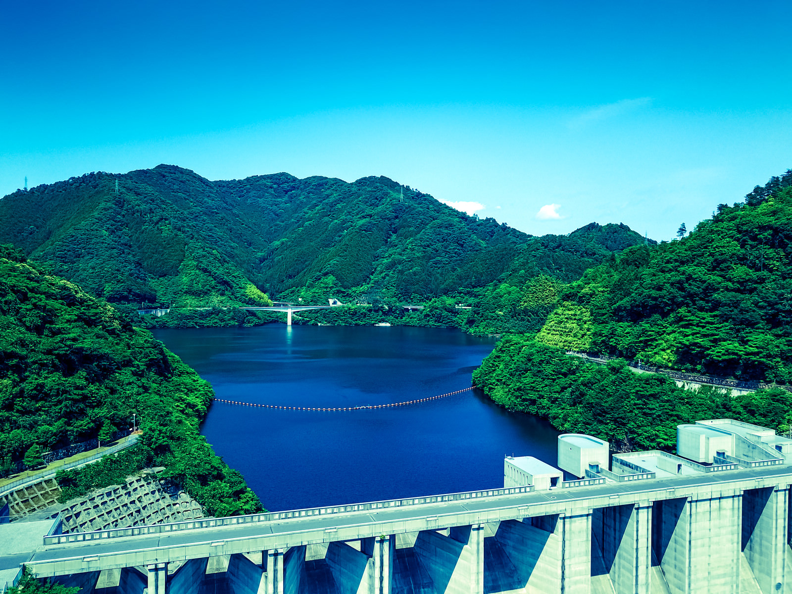 奥津湖と苫田ダム 岡山県鏡野町 の写真素材 ぱくたそ