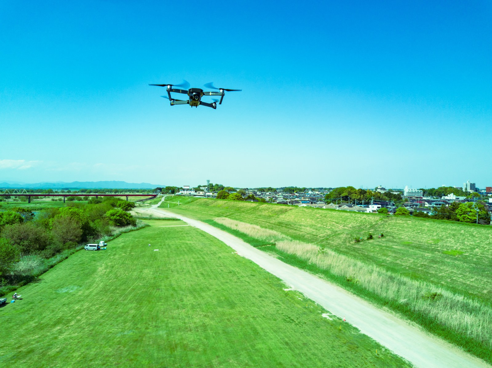 上空を飛行するドローン Mavic Pro の写真 画像 フリー素材 ぱくたそ