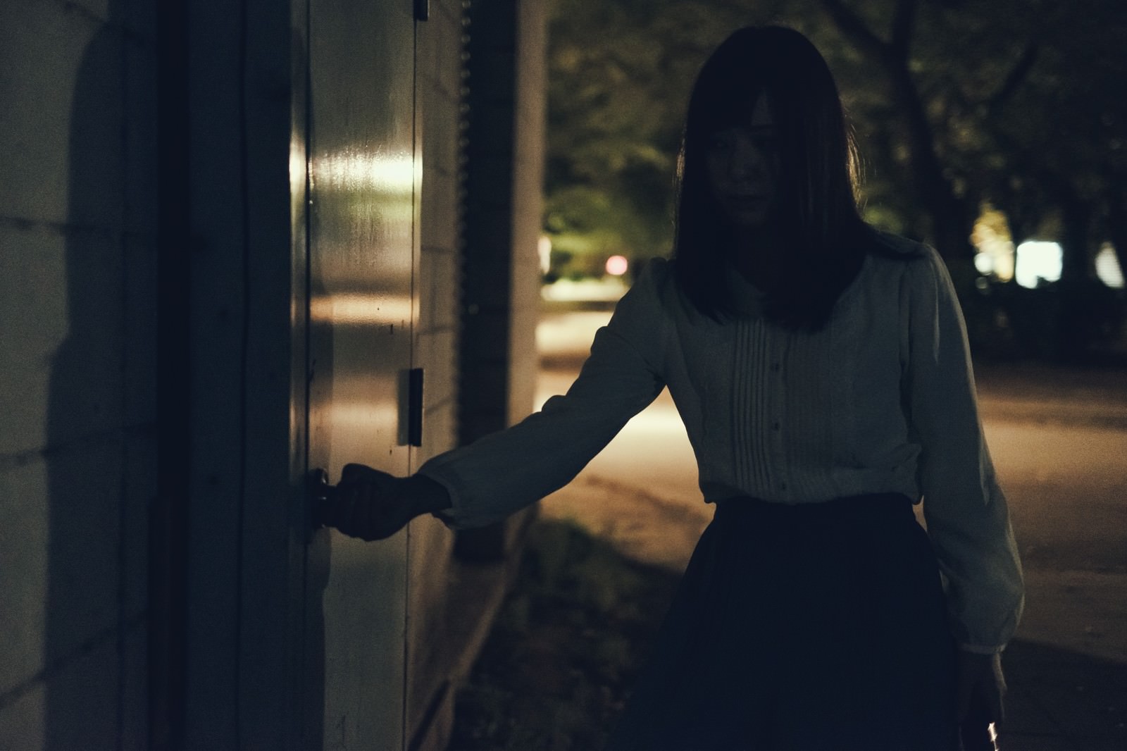 深夜に倉庫の扉を開ける女性の写真を無料ダウンロード フリー素材 ぱくたそ