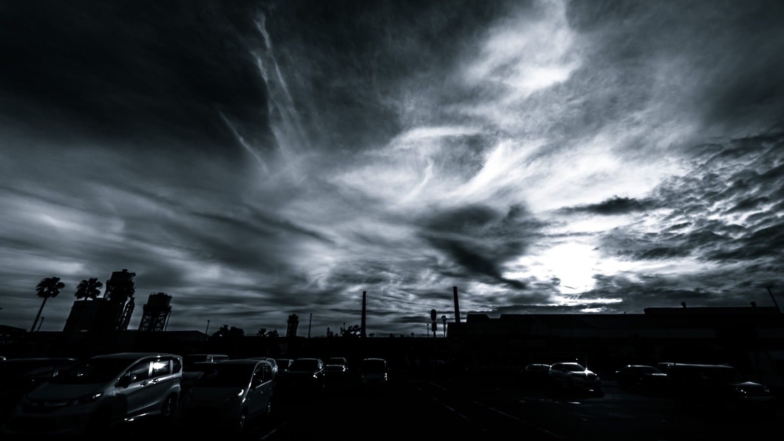 駐車場からの雲行き モノクロ の写真素材 ぱくたそ