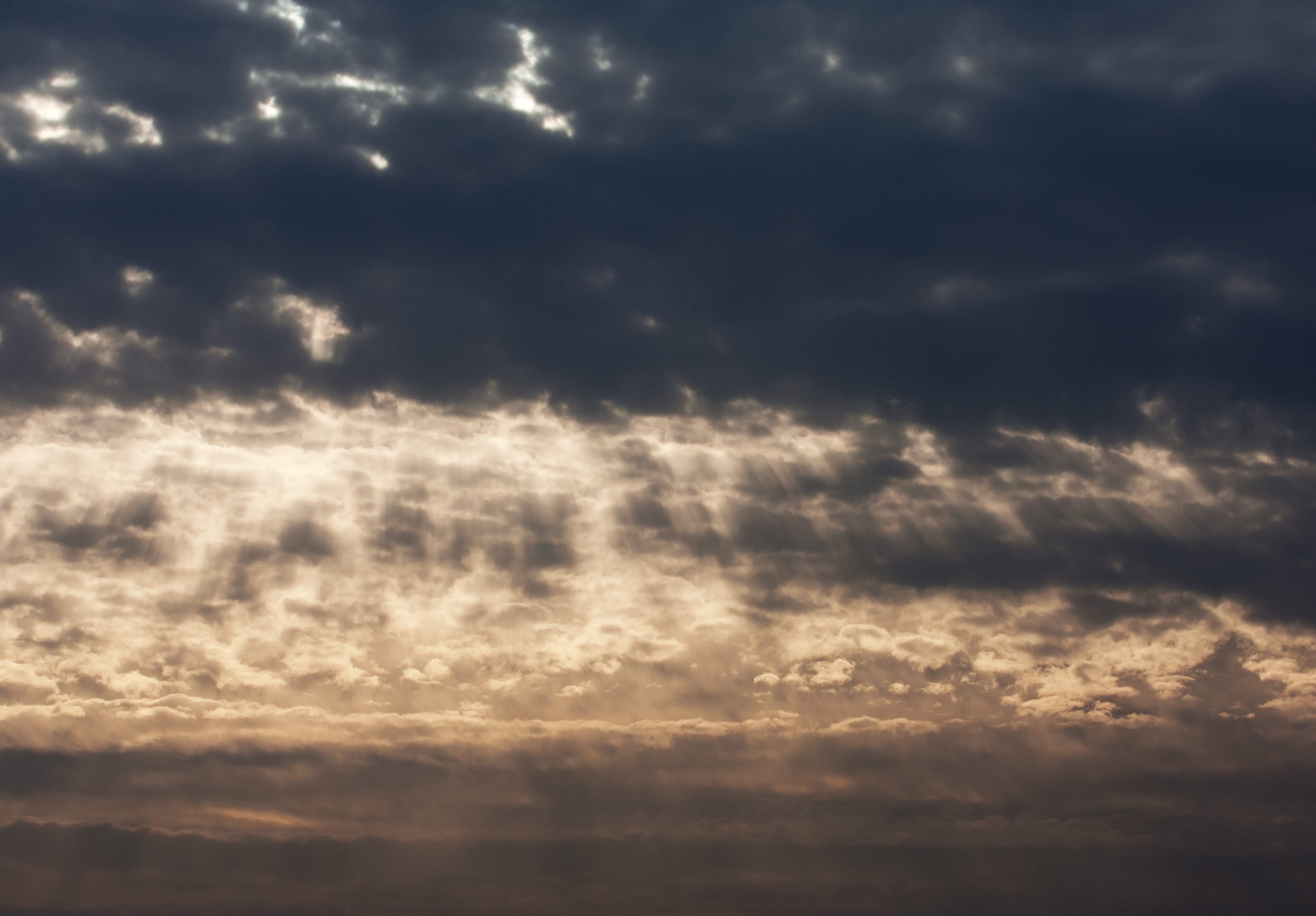 天使のはしご 夕暮れの雲 の写真素材 ぱくたそ