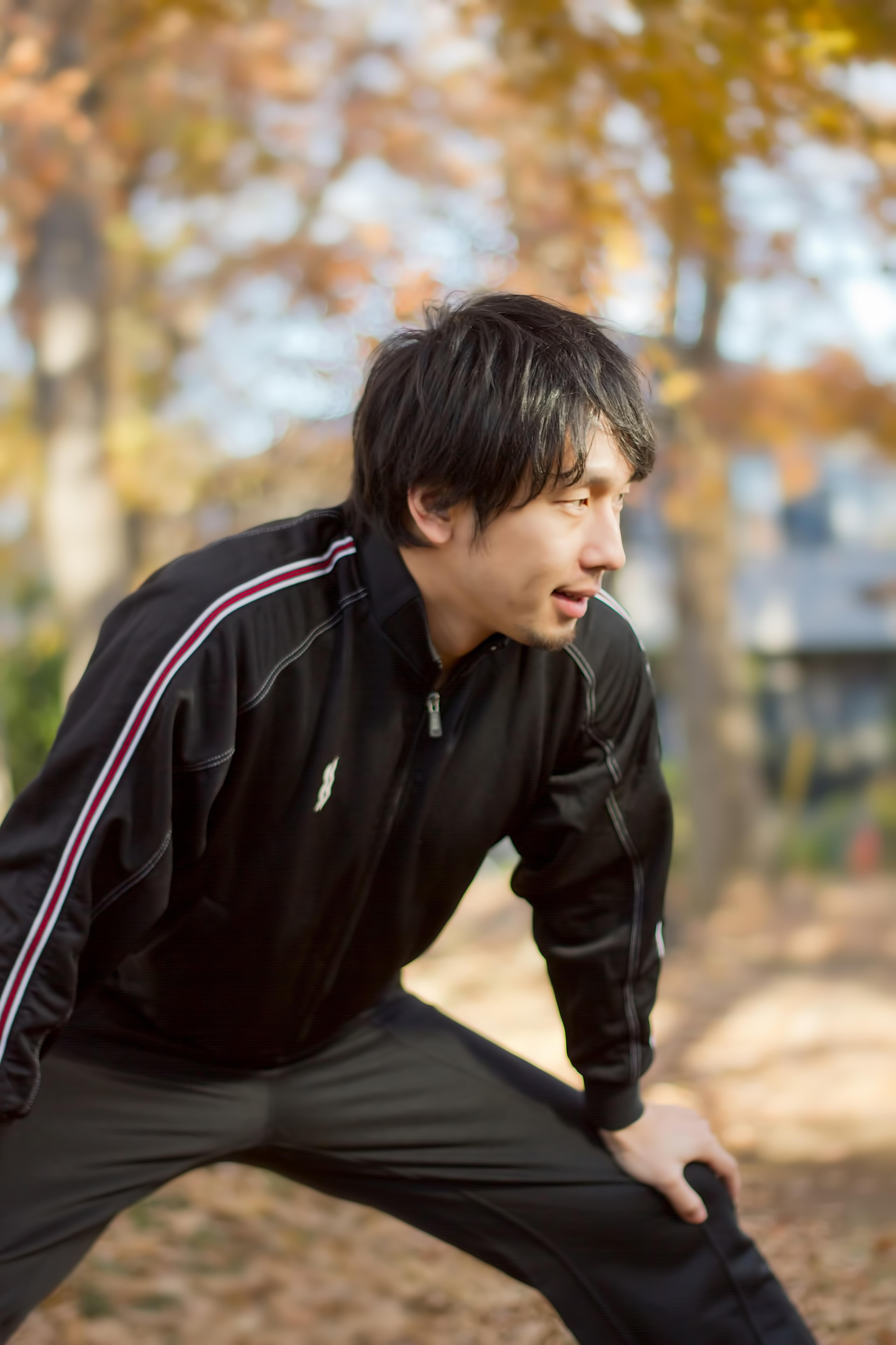 準備運動をするジャージの男性の写真を無料ダウンロード フリー素材 ぱくたそ 準備運動をするジャージの男性の写真を無料ダウンロード フリー素材 ぱくたそ