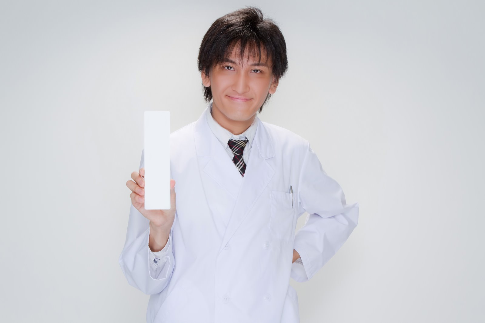 「白い札を持つ医師 | フリー素材のぱくたそ」の写真［モデル：ACE］