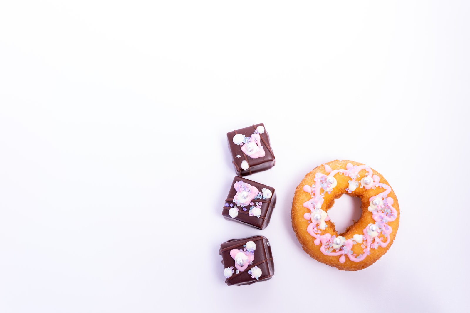 「ドーナッツとチョコで「10」 | フリー素材のぱくたそ」の写真