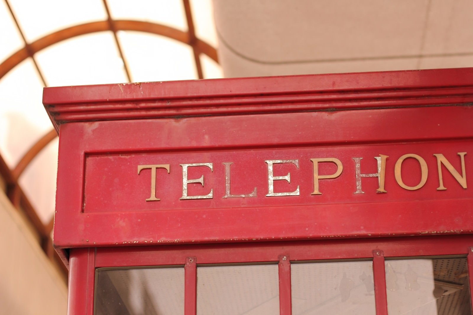 「「TELEPHONE」と書かれた電話ボックス」