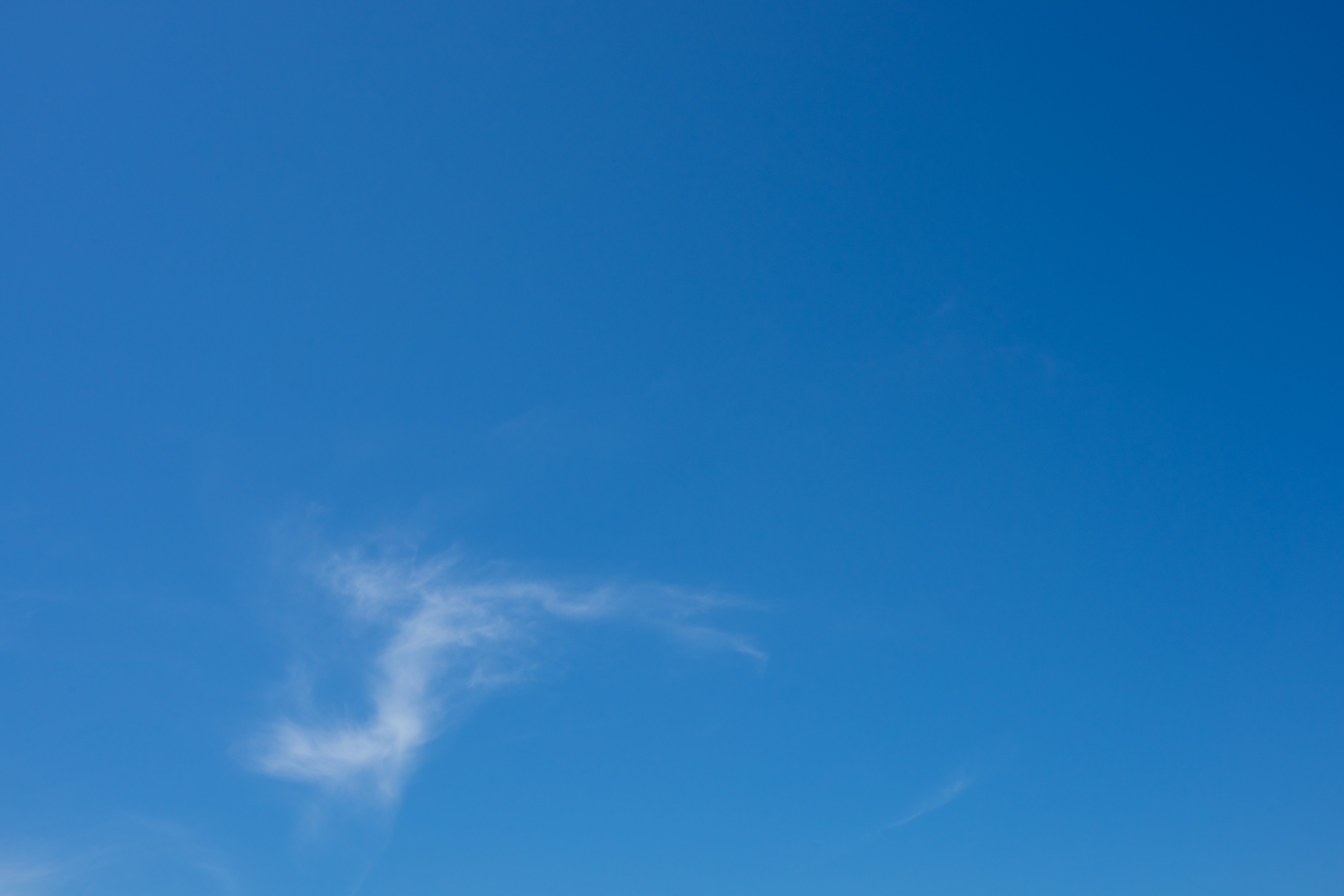 あまり雲がない青空の無料写真素材