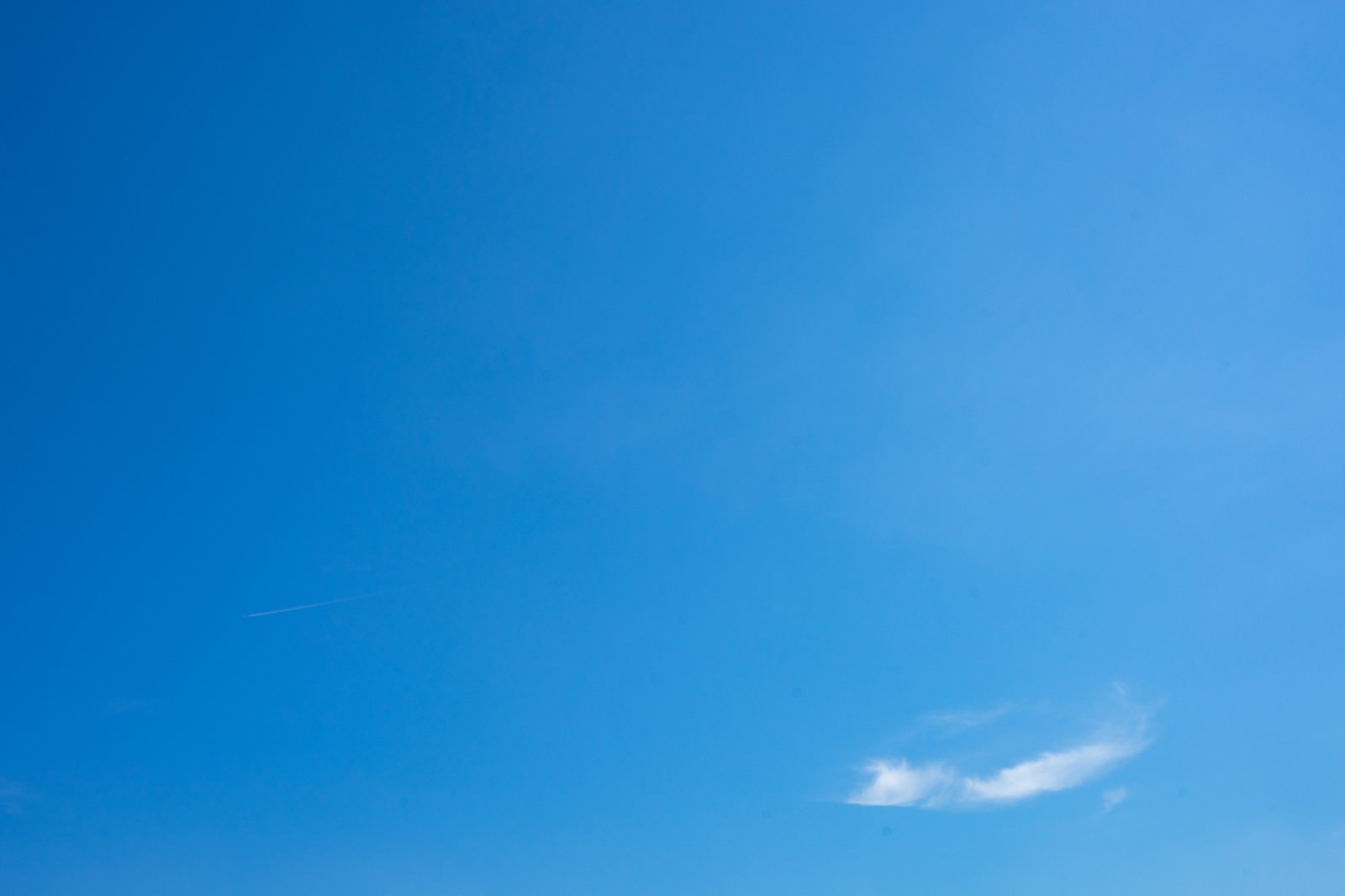 「青い空とちょこんと雲」の写真