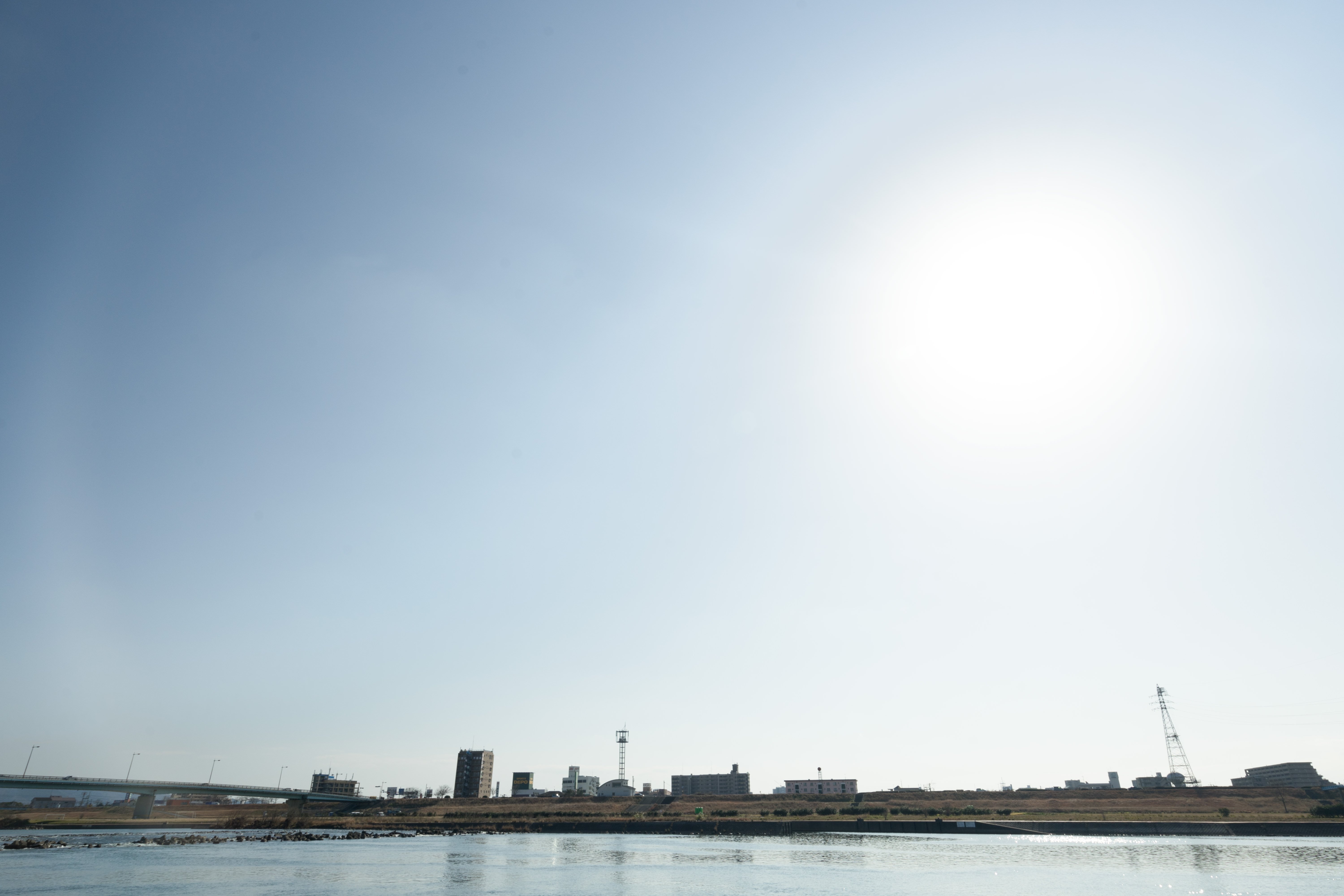 河川敷と街並みのフリー素材 ぱくたそ