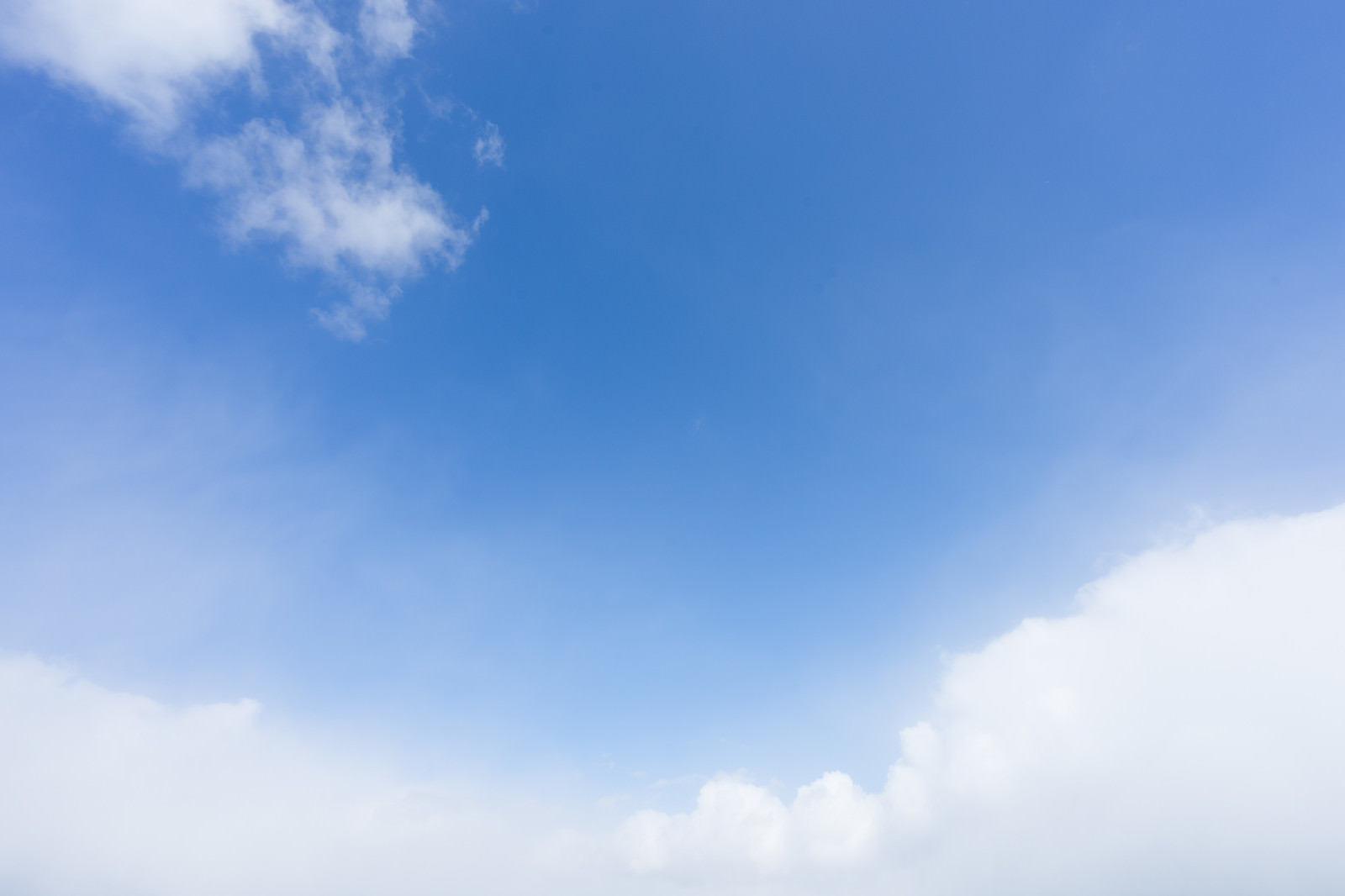 青空と雲がふわふわの写真 画像 フリー素材 ぱくたそ