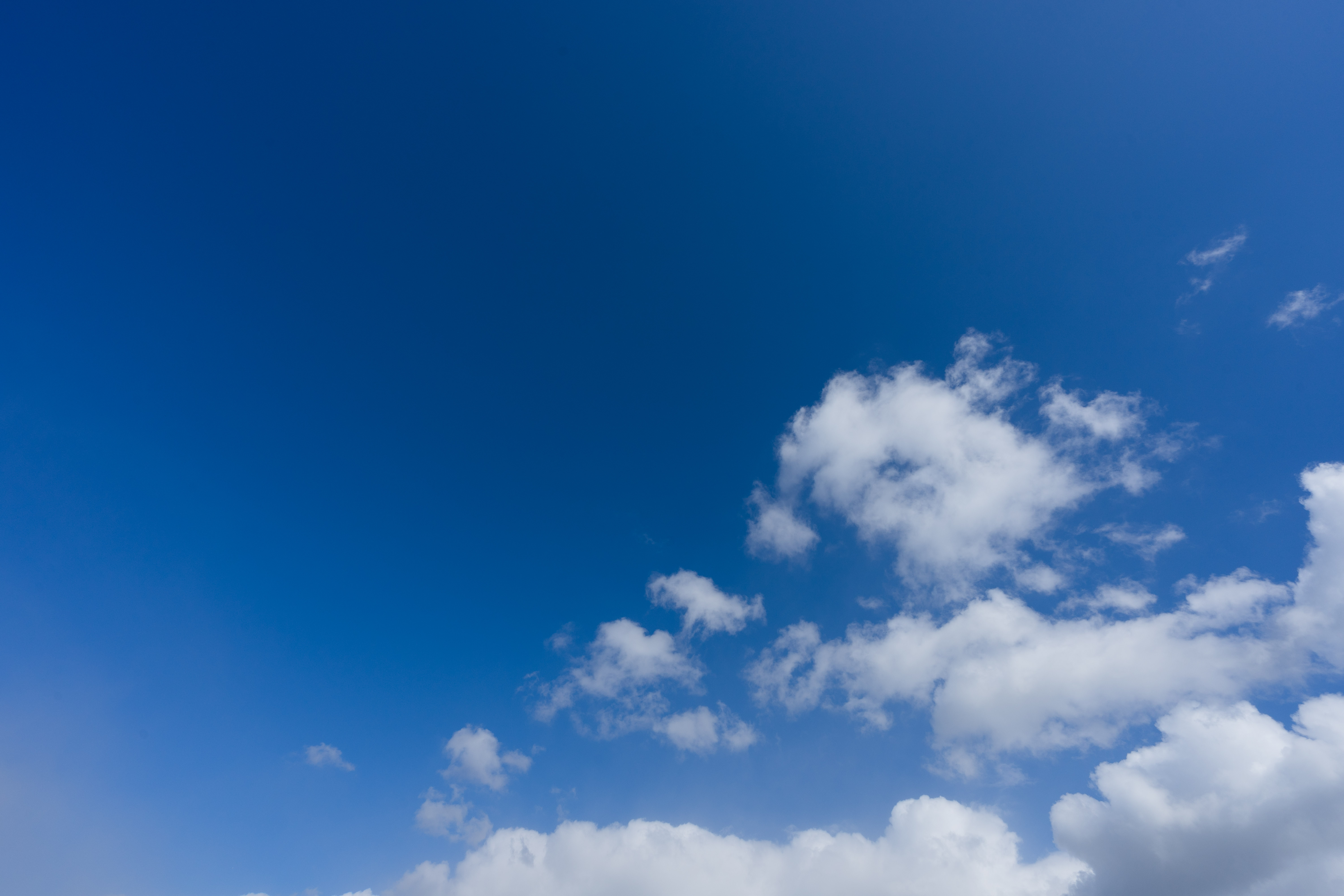 青空に雲の写真を無料ダウンロード フリー素材 ぱくたそ