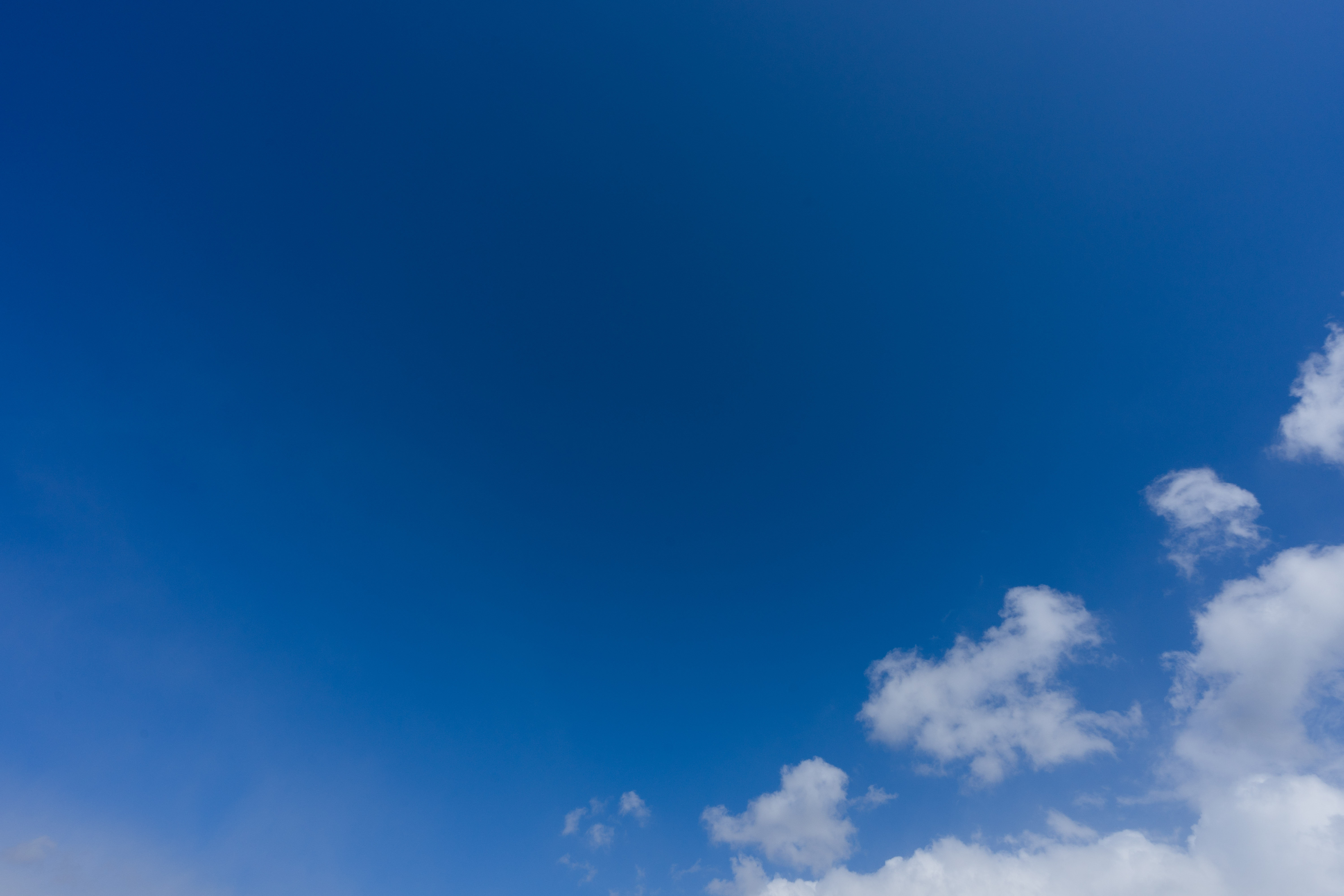 青空と雲の一部の写真素材 ぱくたそ