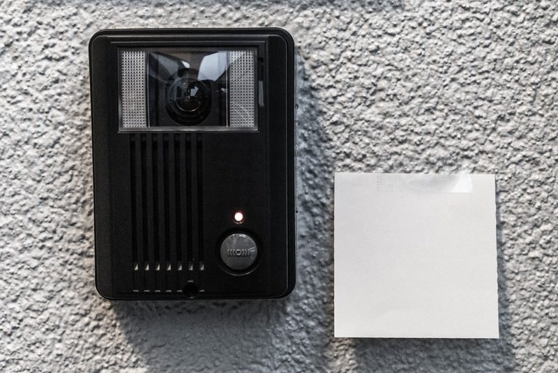 ピンポンダッシュが多いので張り紙で警告するの写真素材 ぱくたそ