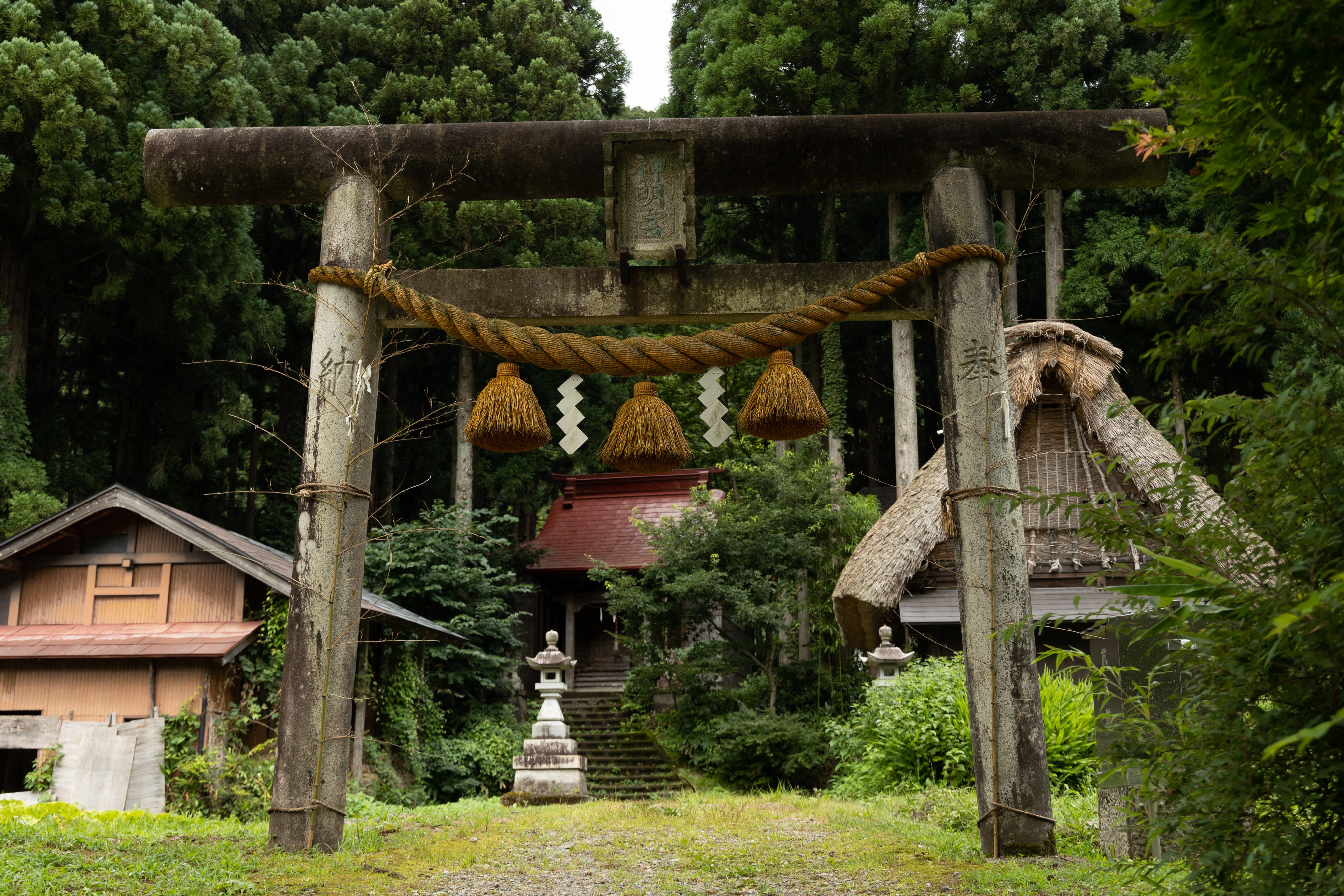 年季が入る鳥居と菅沼集落の写真素材 ぱくたそ 年季が入る鳥居と菅沼集落の写真素材 ぱくたそ