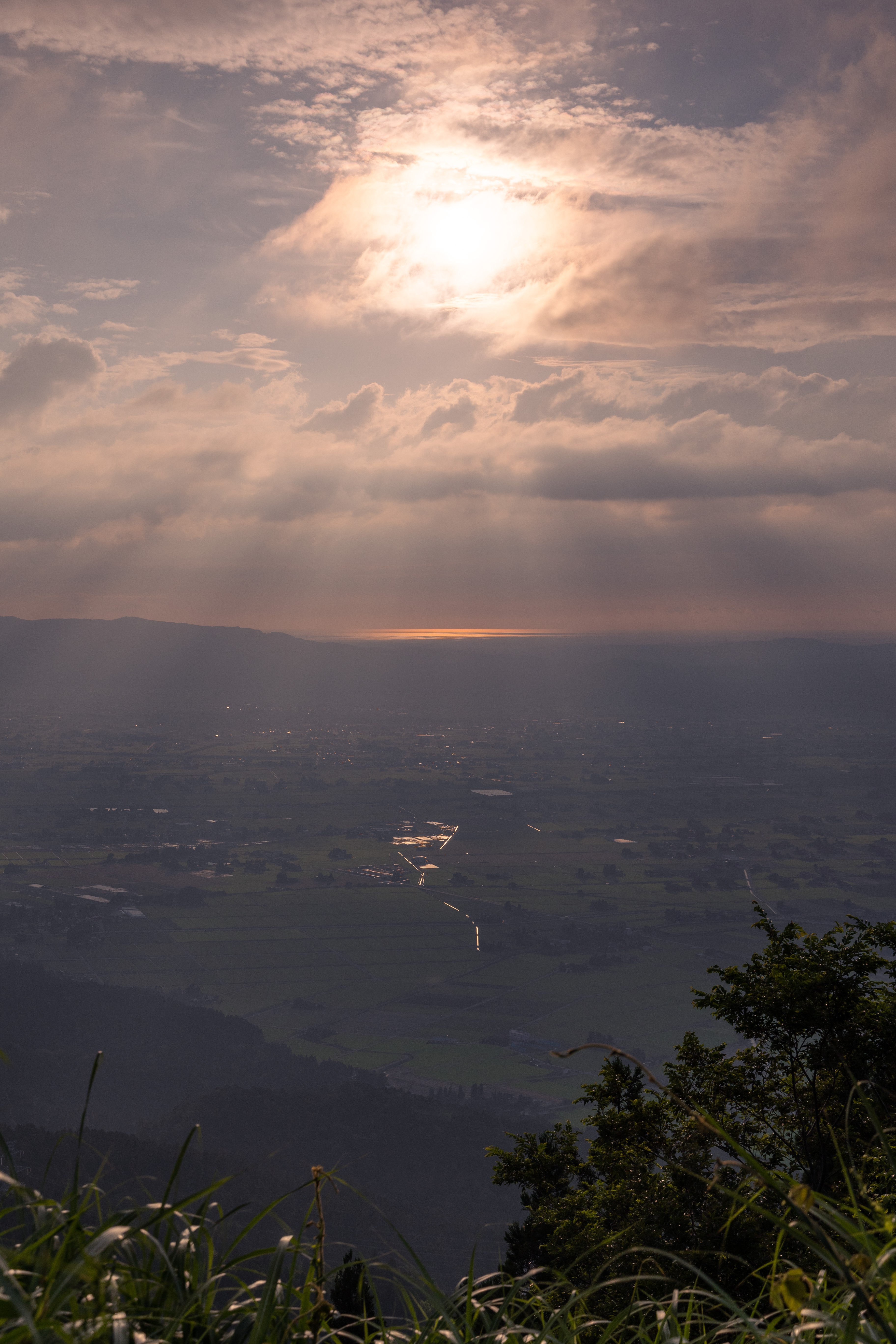 散居村に注ぐ薄明光線 富山県南砺市 の写真素材 ぱくたそ