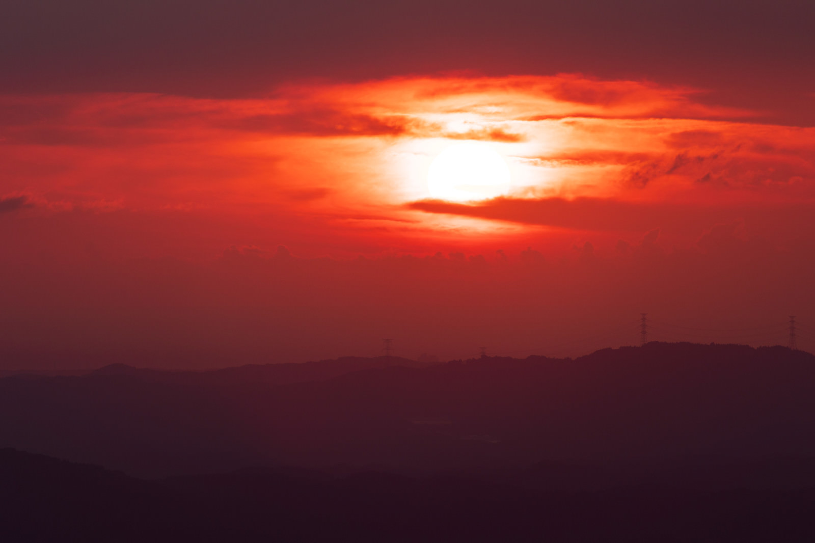 真っ赤に燃える太陽の写真素材 ぱくたそ