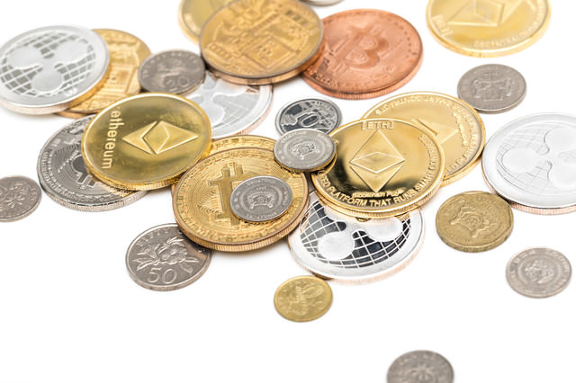「散らばったシンガポールドル(フィアット)と仮想通貨」のフリー写真素材