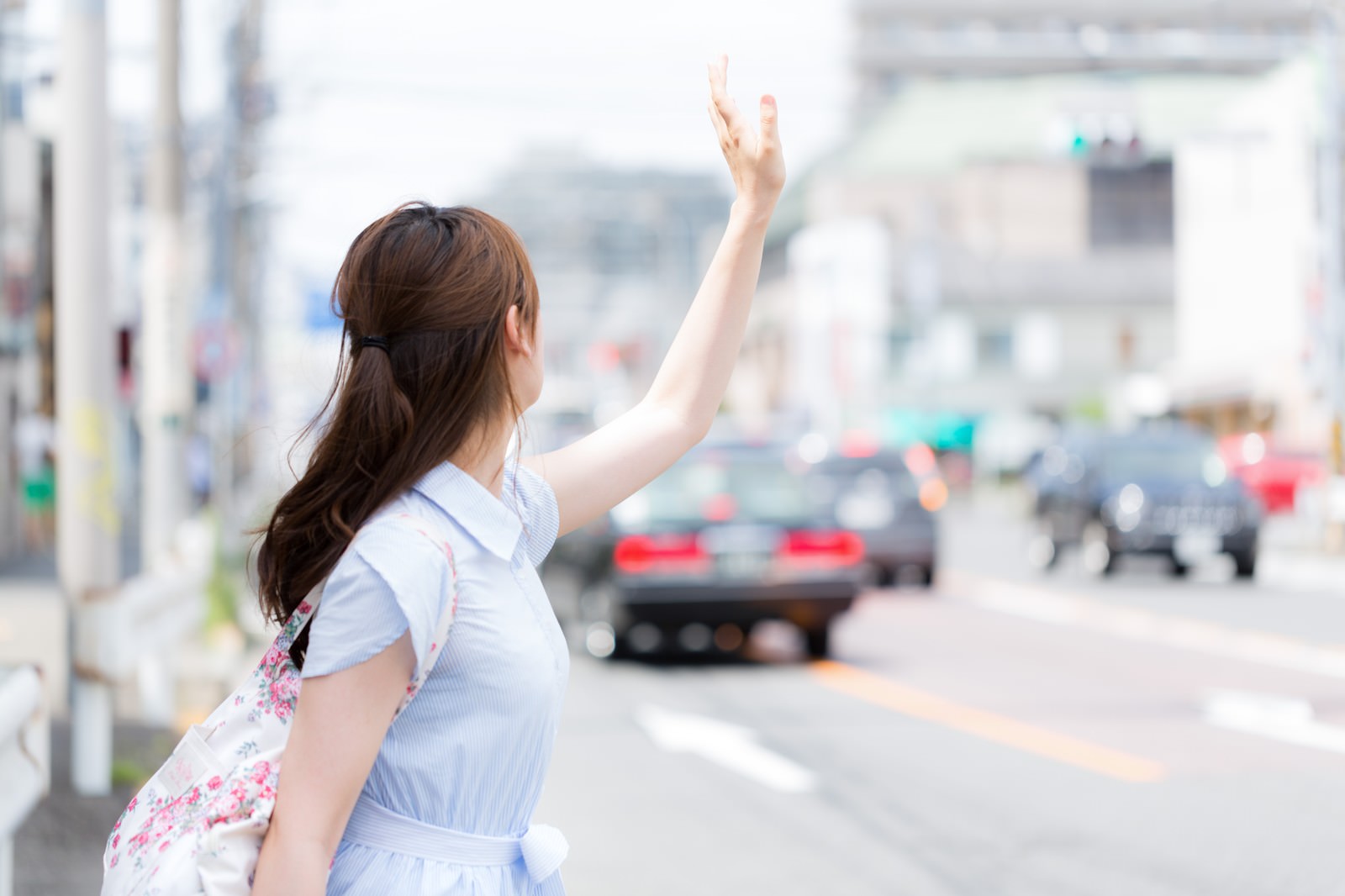 「タクシーが捕まらない不幸女子タクシーが捕まらない不幸女子」［モデル：白鳥片栗粉］のフリー写真素材を拡大