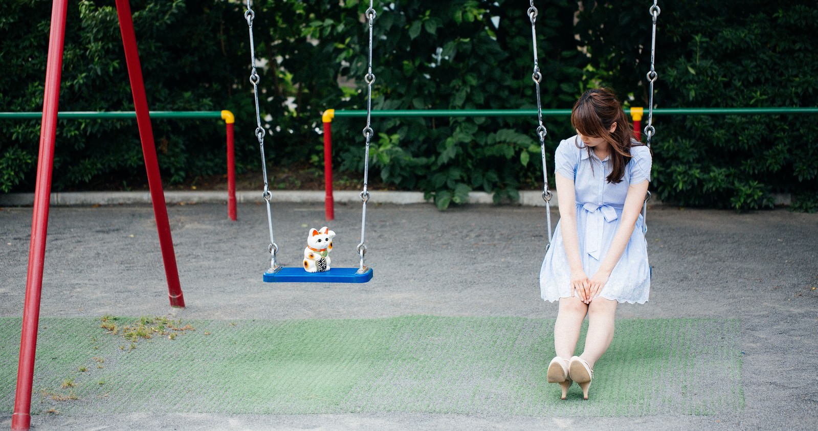 「不幸続きの女性が幸運の招き猫と出会う | フリー素材のぱくたそ」の写真［モデル：白鳥片栗粉］