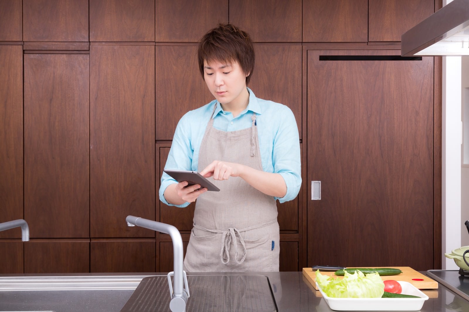 本日の献立を確認する料理男子の写真素材 - ぱくたそ