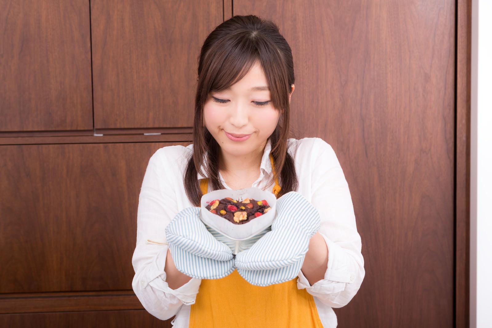 バレンタインの手作りチョコをつくる女性の無料の写真素材 フリー素材 をダウンロード ぱくたそ