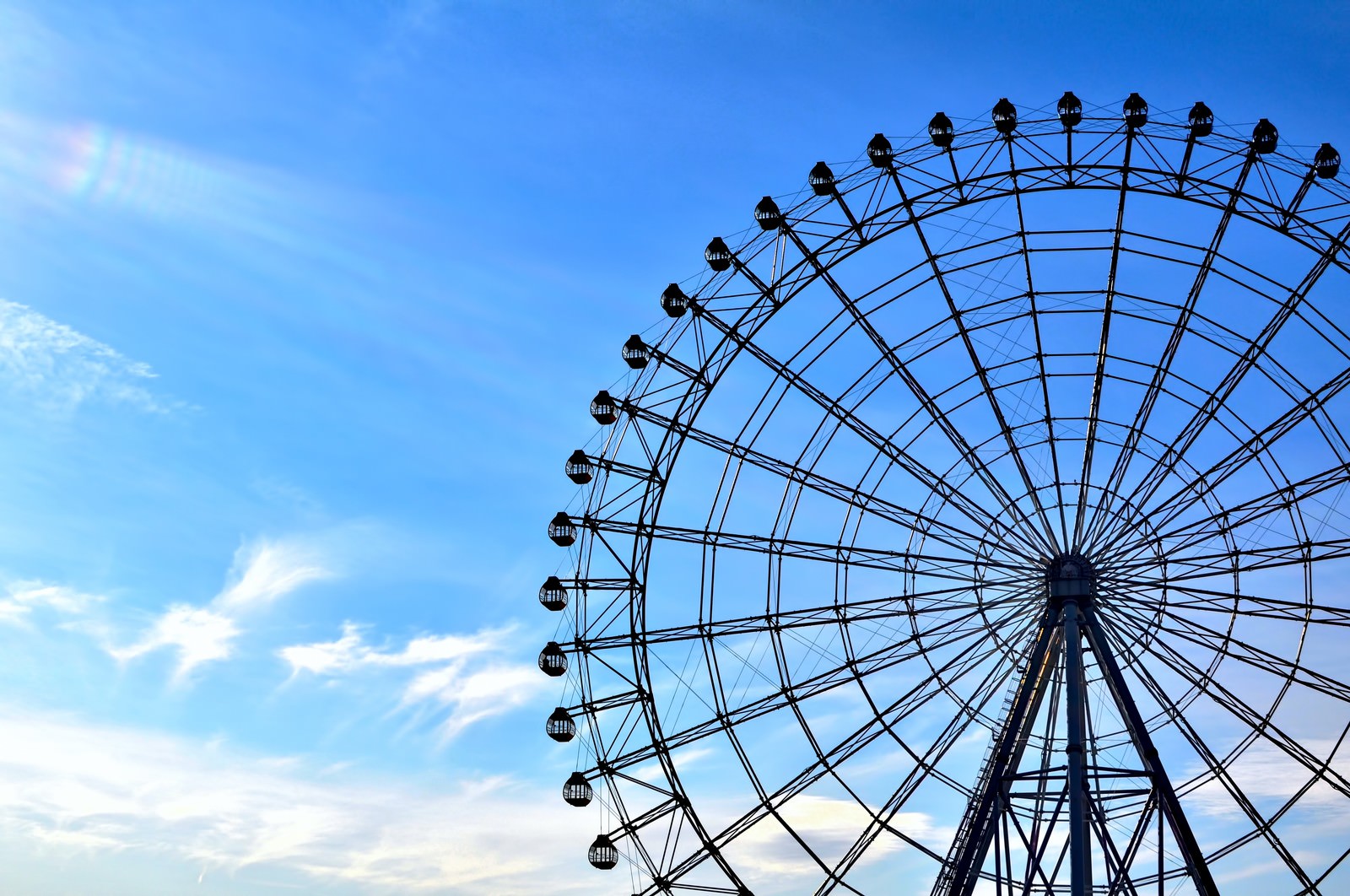 「青い空と観覧車」の写真