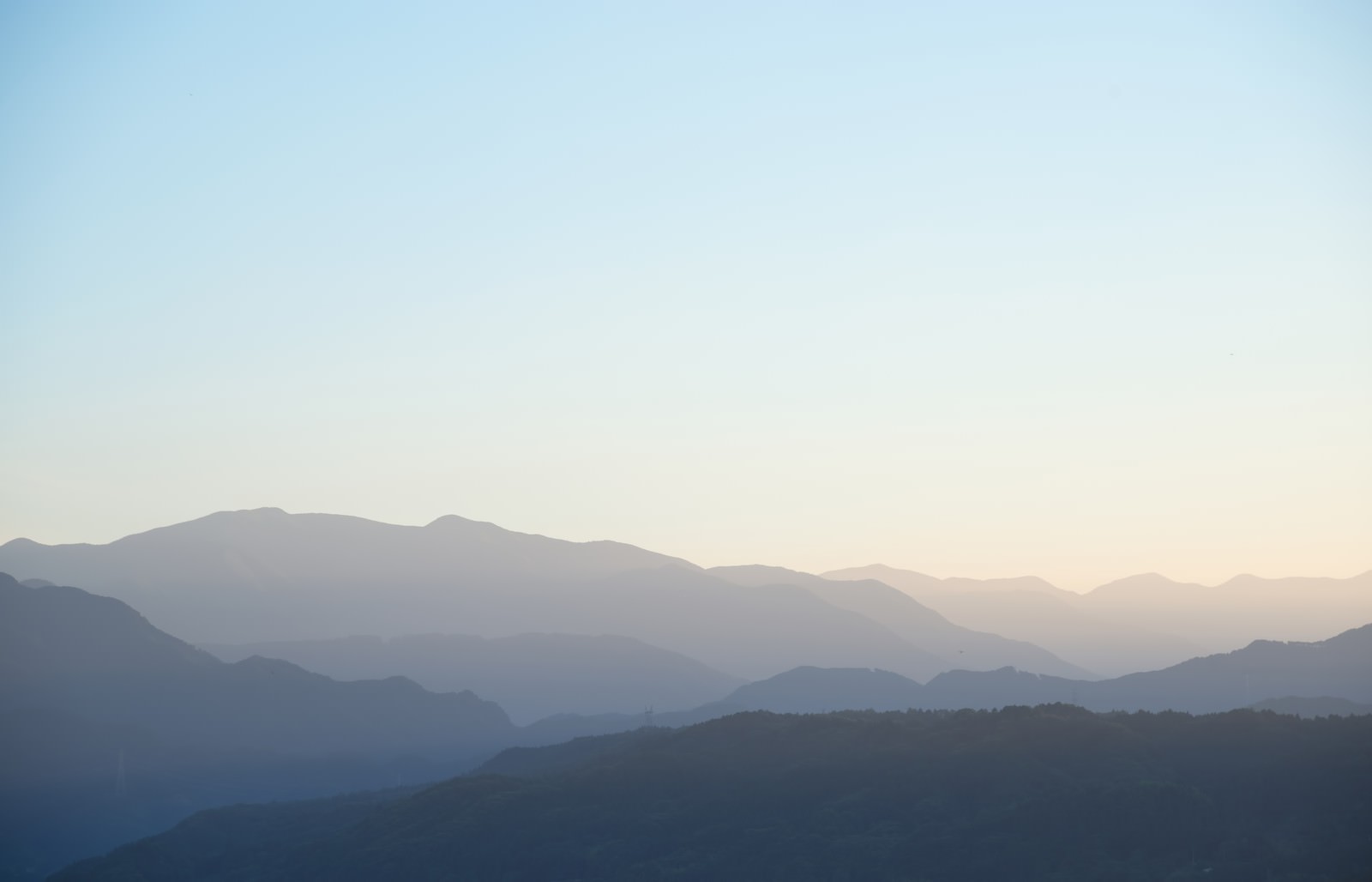 霧深い山々の写真素材 ぱくたそ