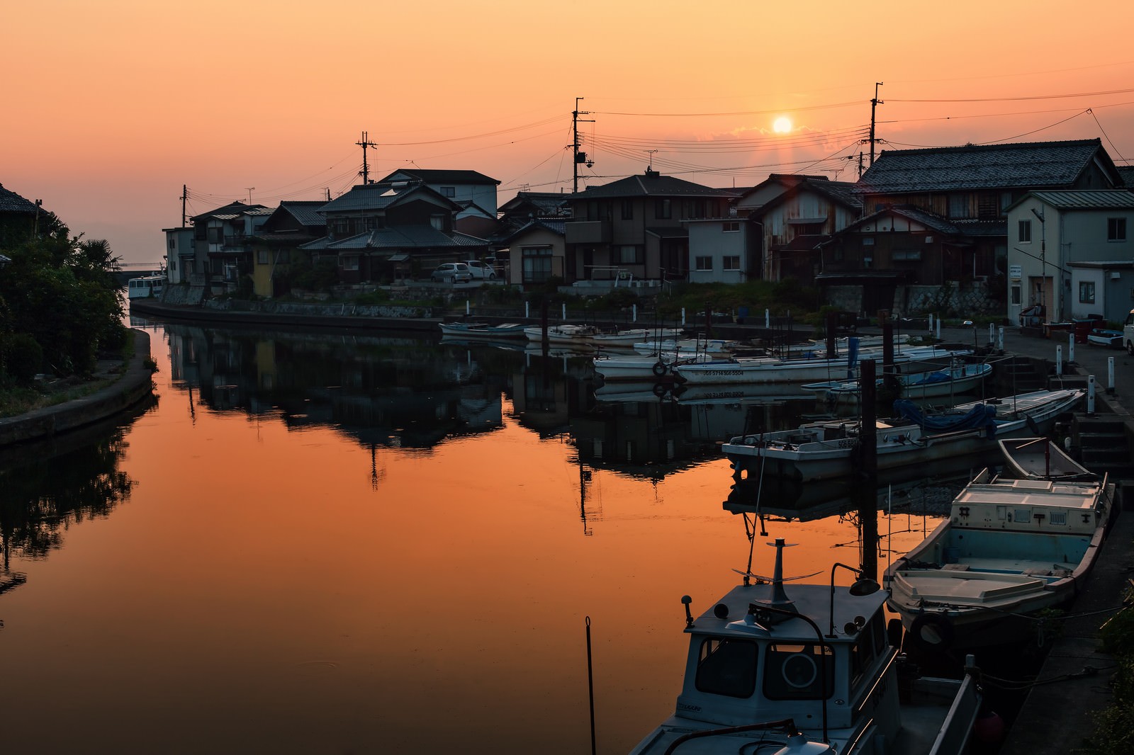 夕日と彦根港の写真素材 ぱくたそ
